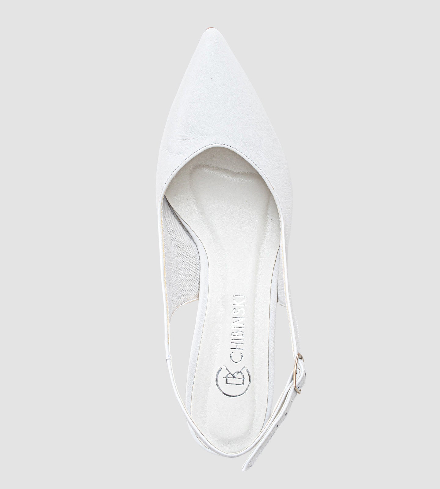 Sandália slingback branca para noivas, confeccionada em couro com acabamento liso. Possui salto grosso de 7 cm, bico fino e alça ajustável no calcanhar, proporcionando conforto e elegância para ocasiões especiais.