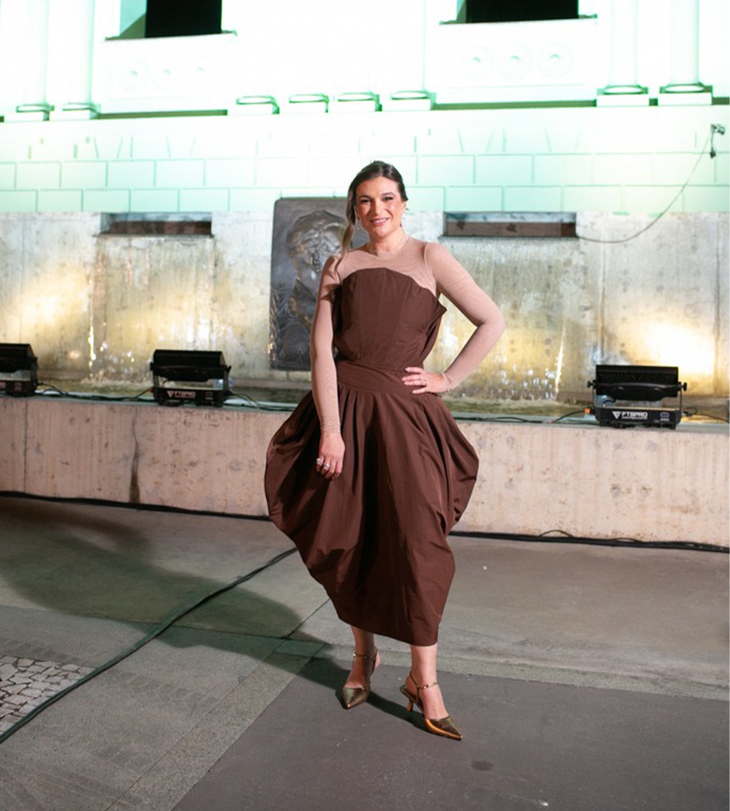 Scarpin Festa Slingback Couro Bronze