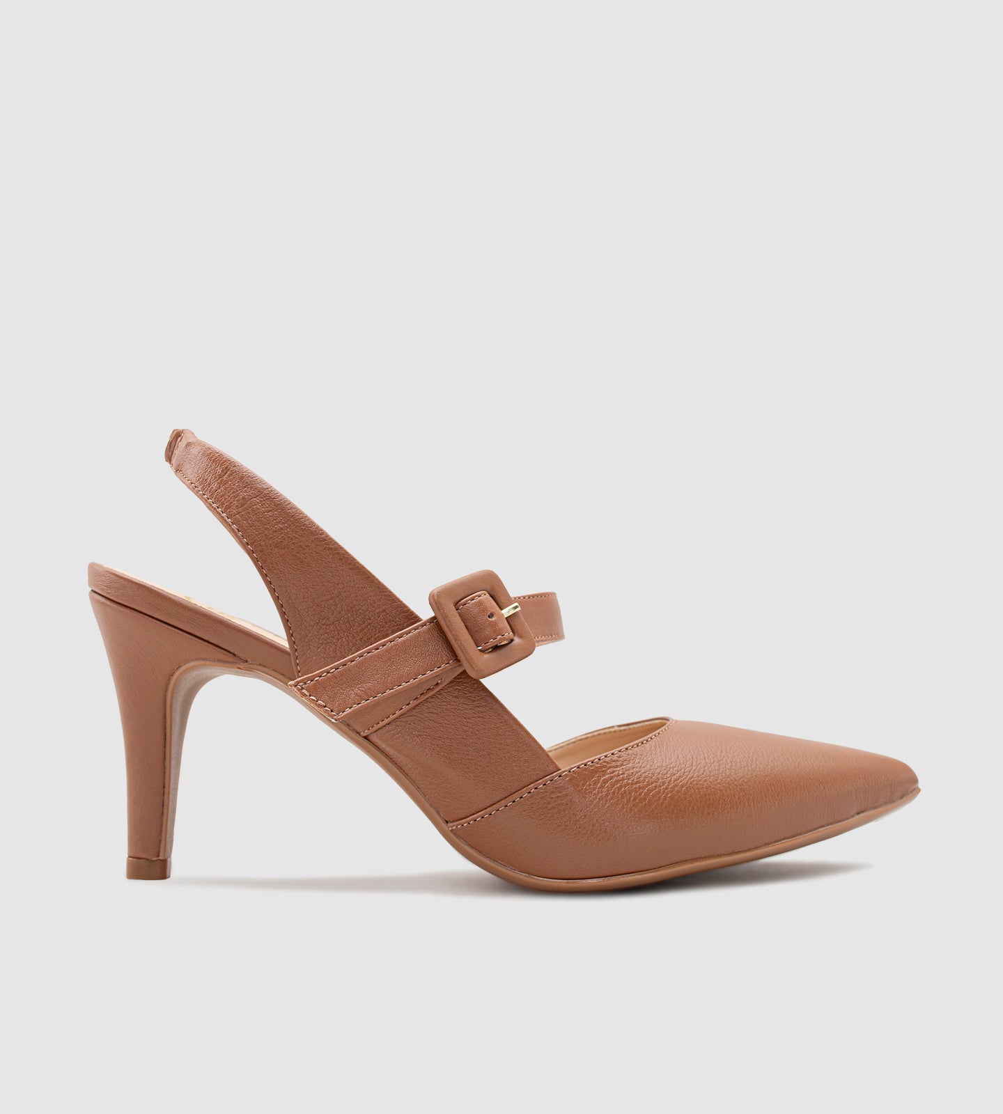 Scarpin Slingback Marrom com Salto Médio e Bico Fino, confeccionado em couro marrom com acabamento sofisticado. O modelo possui bico fino, salto de 8 cm e tira slingback ajustável, garantindo conforto e segurança ao caminhar. Ideal para compor looks elegantes, combina perfeitamente com vestidos, saias e alfaiataria.