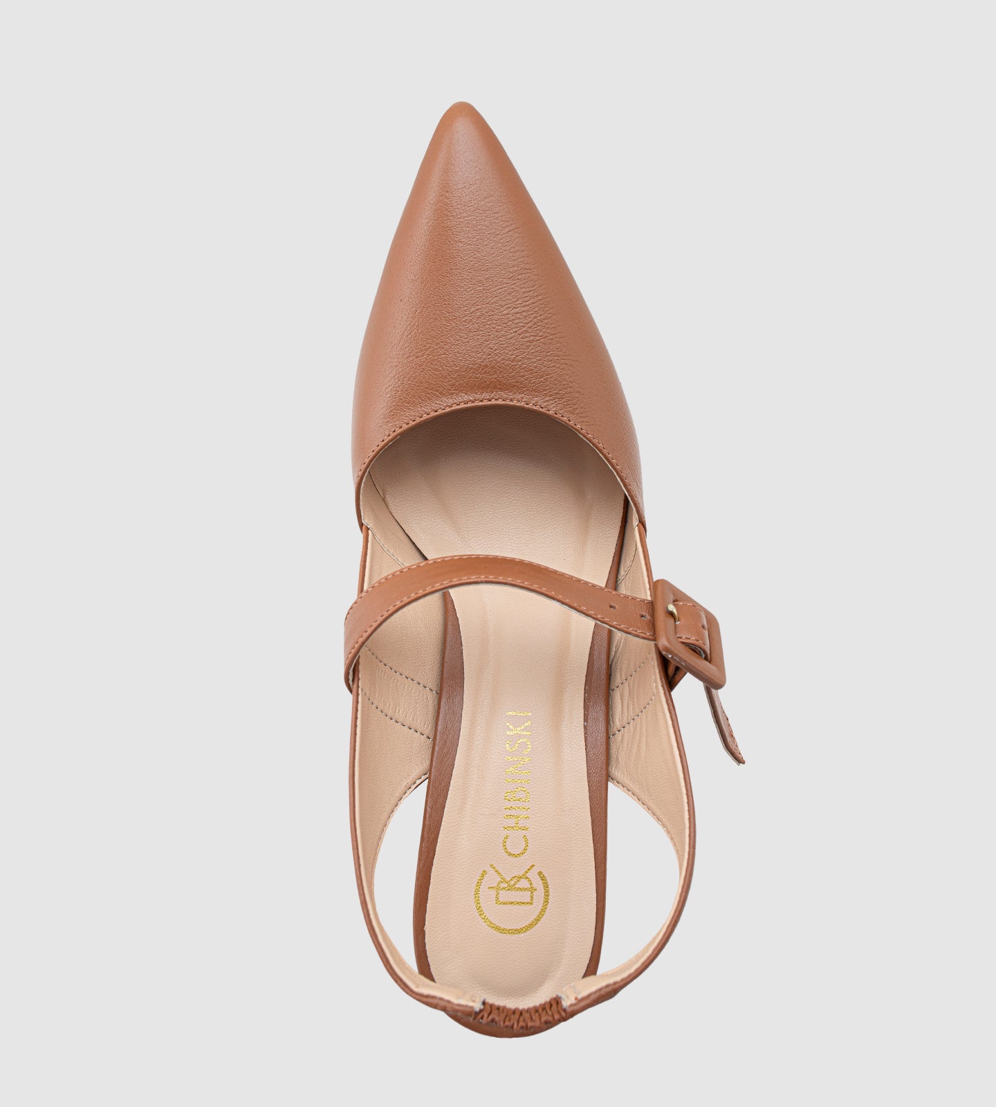 Scarpin Slingback Marrom com Salto Médio e Bico Fino, confeccionado em couro marrom com acabamento sofisticado. O modelo possui bico fino, salto de 8 cm e tira slingback ajustável, garantindo conforto e segurança ao caminhar. Ideal para compor looks elegantes, combina perfeitamente com vestidos, saias e alfaiataria.