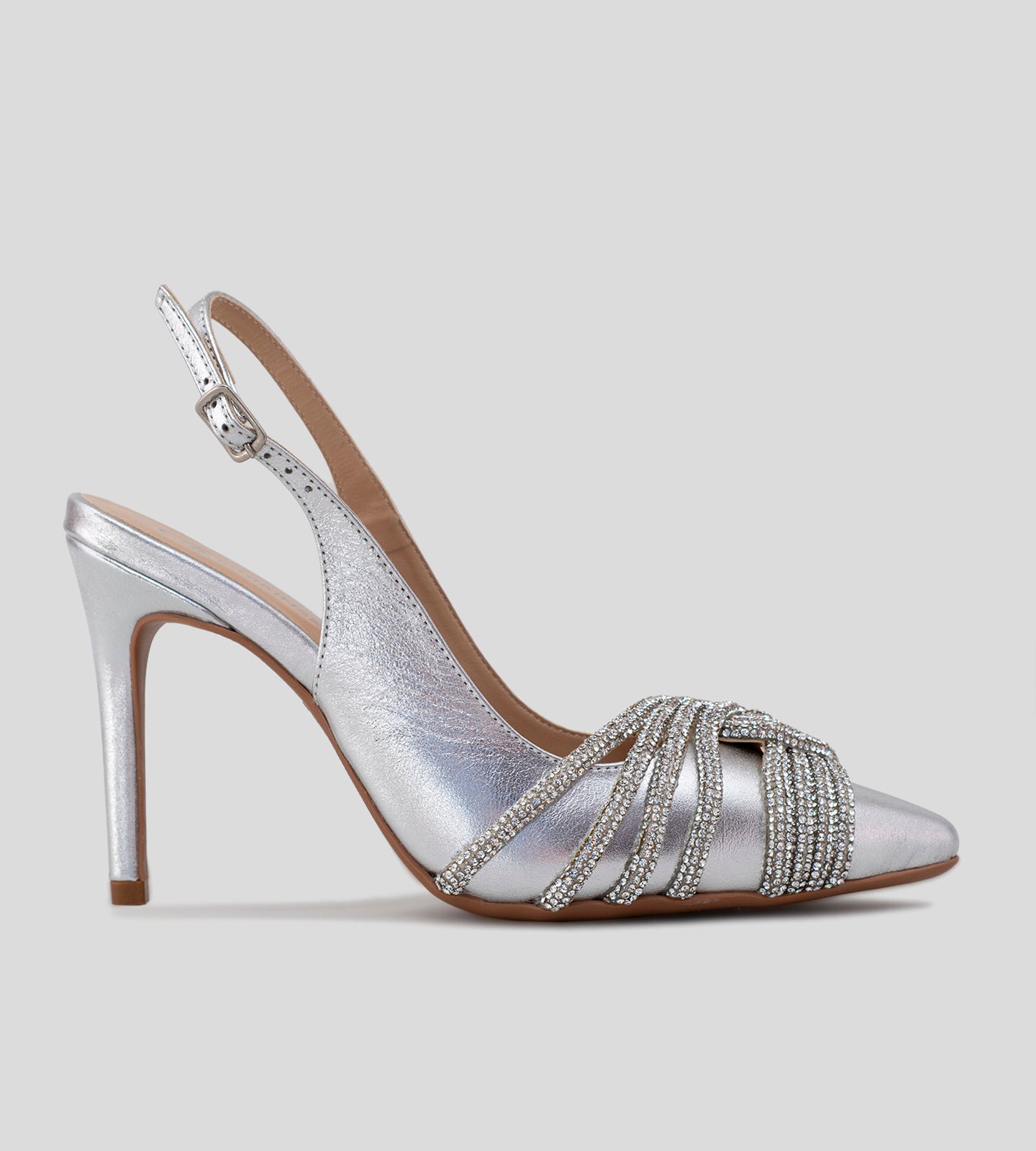 Scarpin slingback em couro prata com salto fino de 10 cm, adornado com detalhes em strass. O design sofisticado e brilhante é ideal para festas e ocasiões elegantes.
