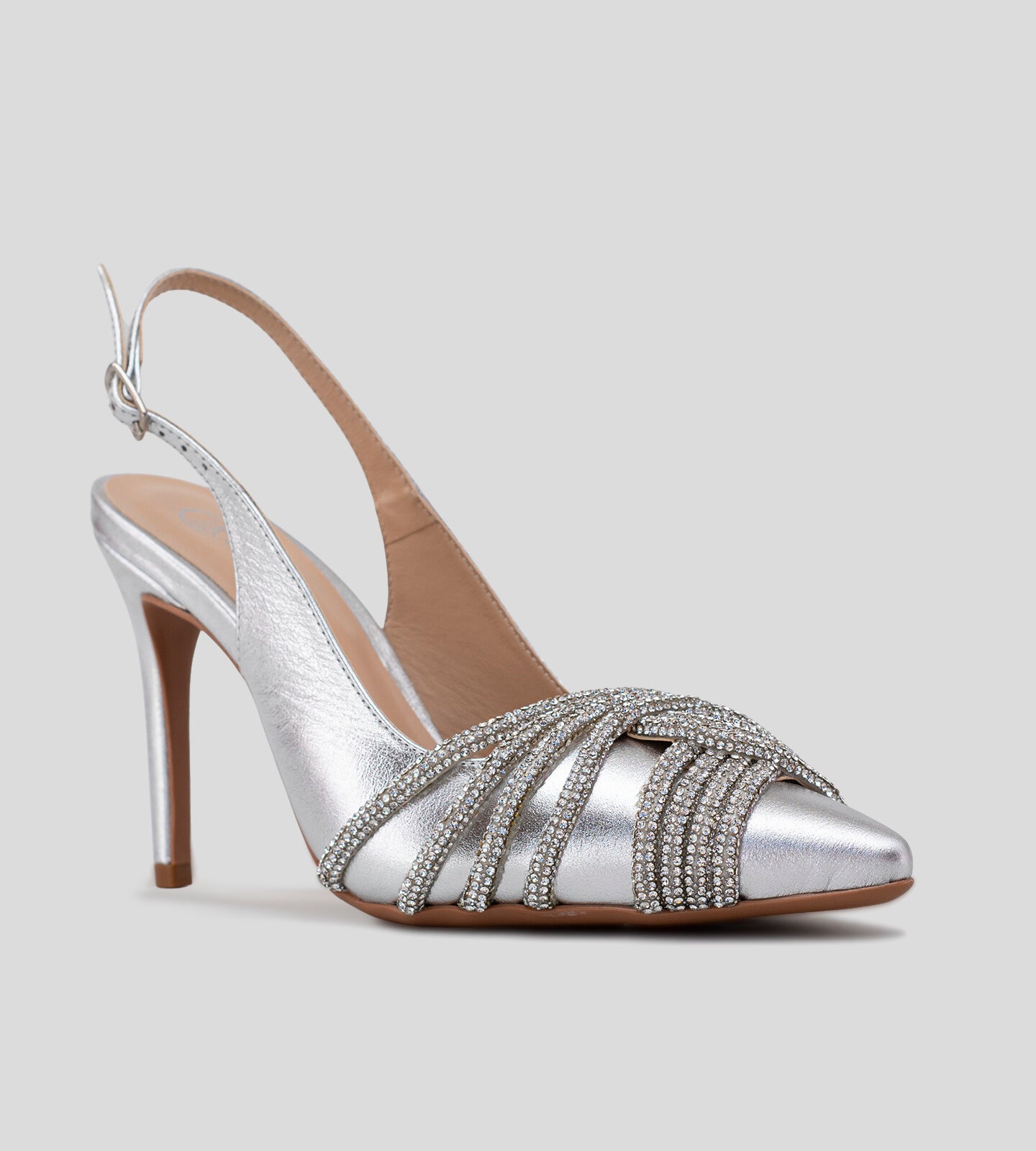 Scarpin slingback em couro prata com salto fino de 10 cm, adornado com detalhes em strass. O design sofisticado e brilhante é ideal para festas e ocasiões elegantes.