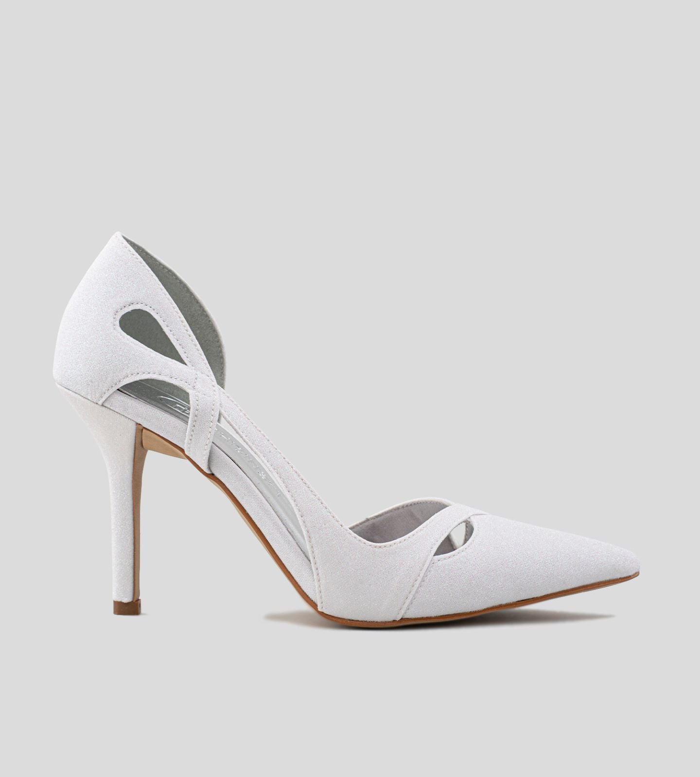 Scarpin sofisticado com recortes laterais e acabamento em glitter branco. O modelo destaca-se pelo seu design elegante, perfeito para ocasiões especiais. Com um salto gracioso e uma silhueta estilosa, este scarpin oferece conforto e um toque de brilho, ideal para complementar vestidos e looks festivos.