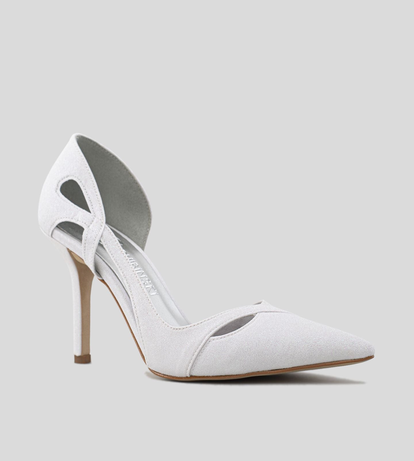 Scarpin sofisticado com recortes laterais e acabamento em glitter branco. O modelo destaca-se pelo seu design elegante, perfeito para ocasiões especiais. Com um salto gracioso e uma silhueta estilosa, este scarpin oferece conforto e um toque de brilho, ideal para complementar vestidos e looks festivos.