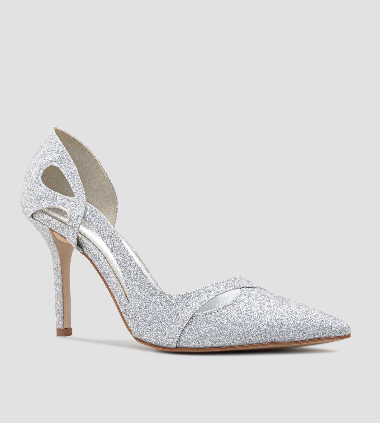Scarpin elegante com recortes laterais e acabamento em glitter prata. O modelo apresenta um design sofisticado, ideal para eventos formais e festas. Com um salto delicado e uma silhueta refinada, o scarpin combina conforto e estilo, adicionando um toque de brilho e glamour a qualquer look.