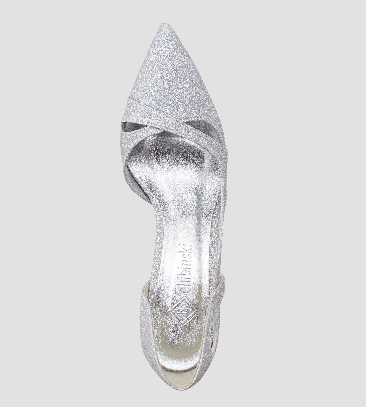 Scarpin elegante com recortes laterais e acabamento em glitter prata. O modelo apresenta um design sofisticado, ideal para eventos formais e festas. Com um salto delicado e uma silhueta refinada, o scarpin combina conforto e estilo, adicionando um toque de brilho e glamour a qualquer look.