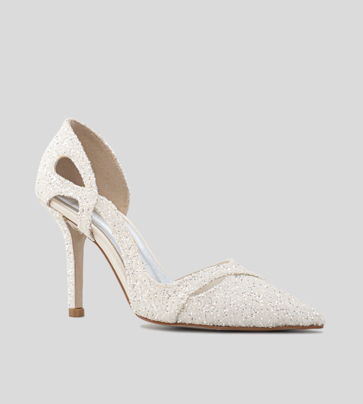 Scarpin off white com recorte lateral em glitter, salto fino de 10 cm. O sapato apresenta um design elegante e sofisticado, ideal para ocasiões especiais.