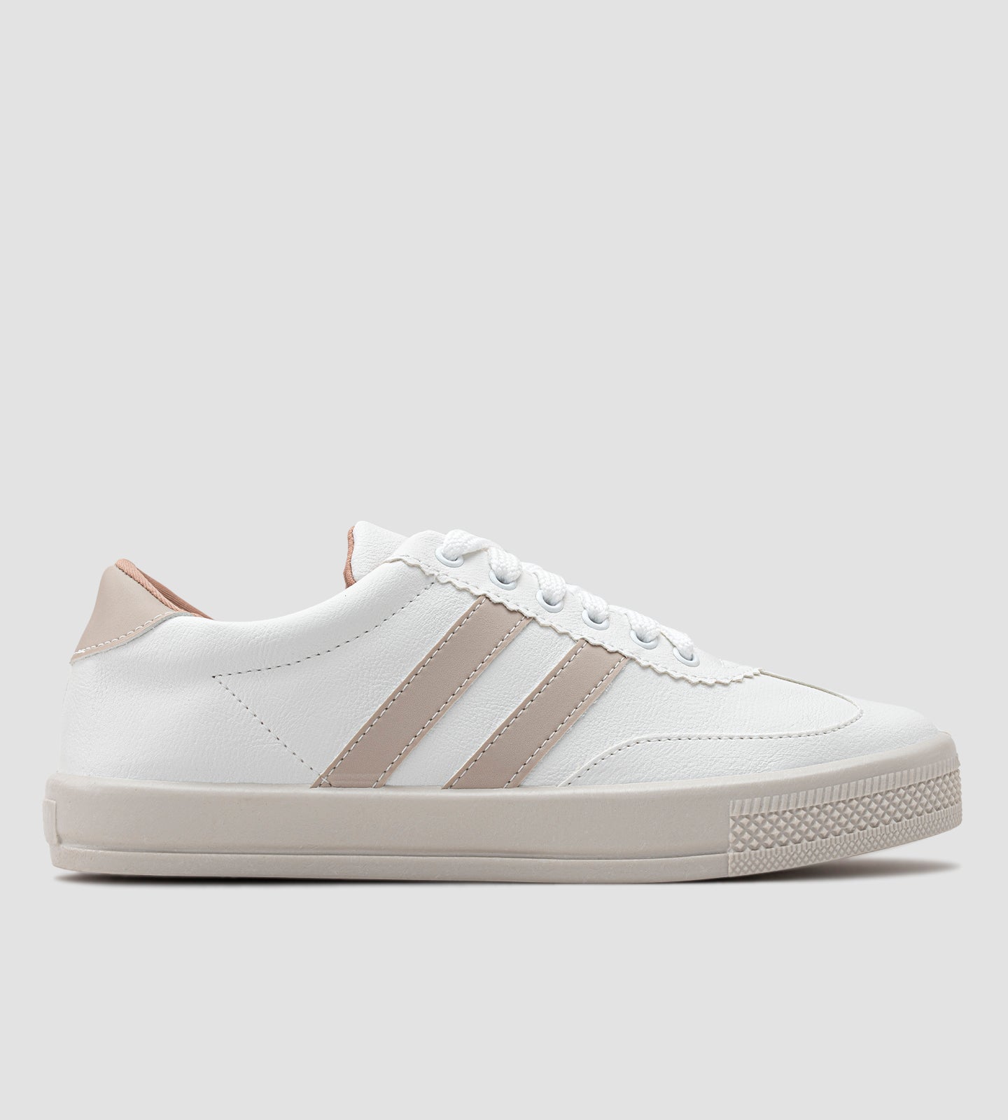 Tênis feminino branco com listras bege claro, detalhe nude no calcanhar, solado bege e fechamento em cadarço branco.
