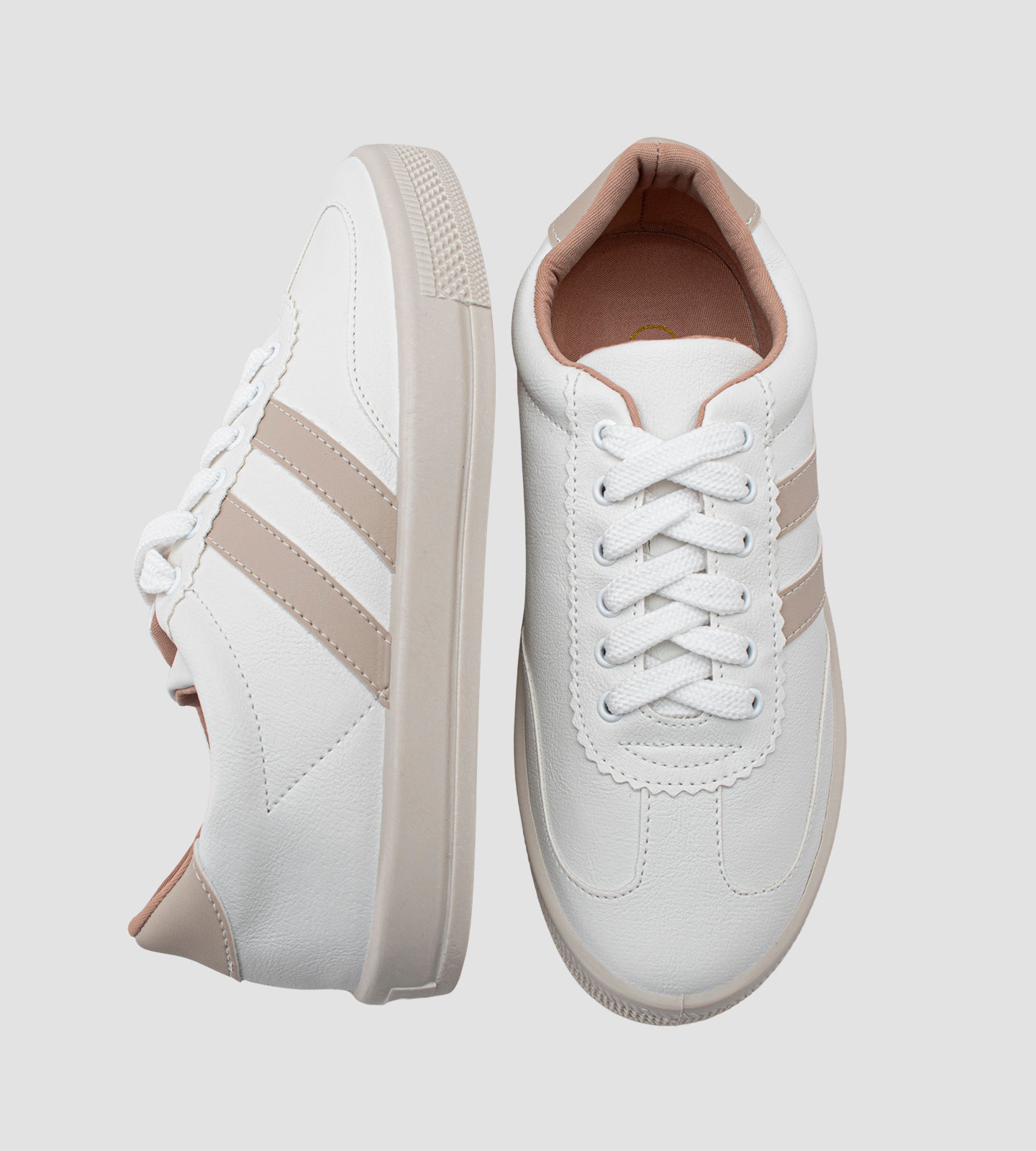 Tênis feminino branco com listras bege claro, detalhe nude no calcanhar, solado bege e fechamento em cadarço branco.