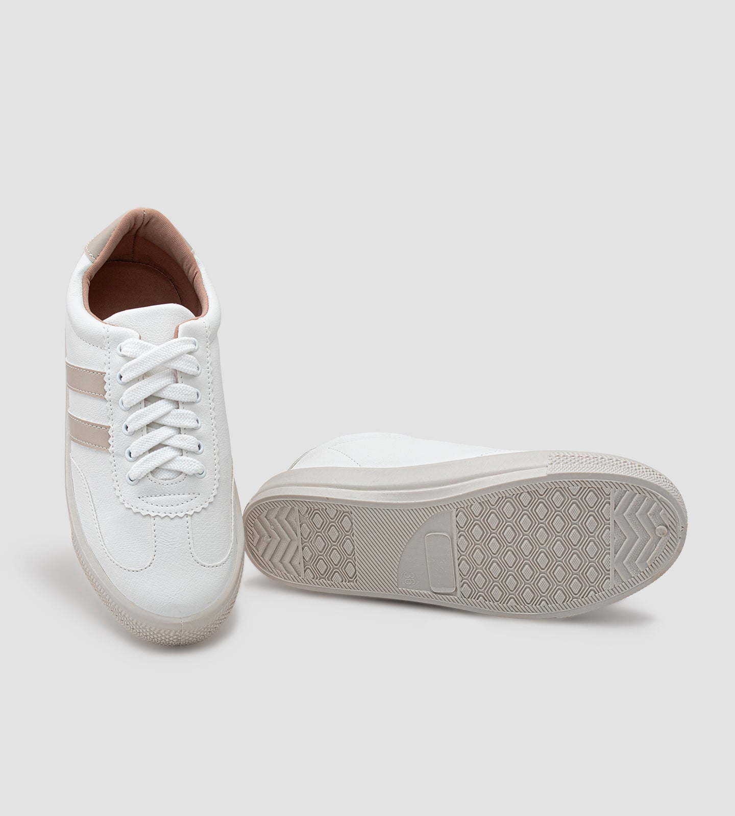 Tênis feminino branco com listras bege claro, detalhe nude no calcanhar, solado bege e fechamento em cadarço branco.