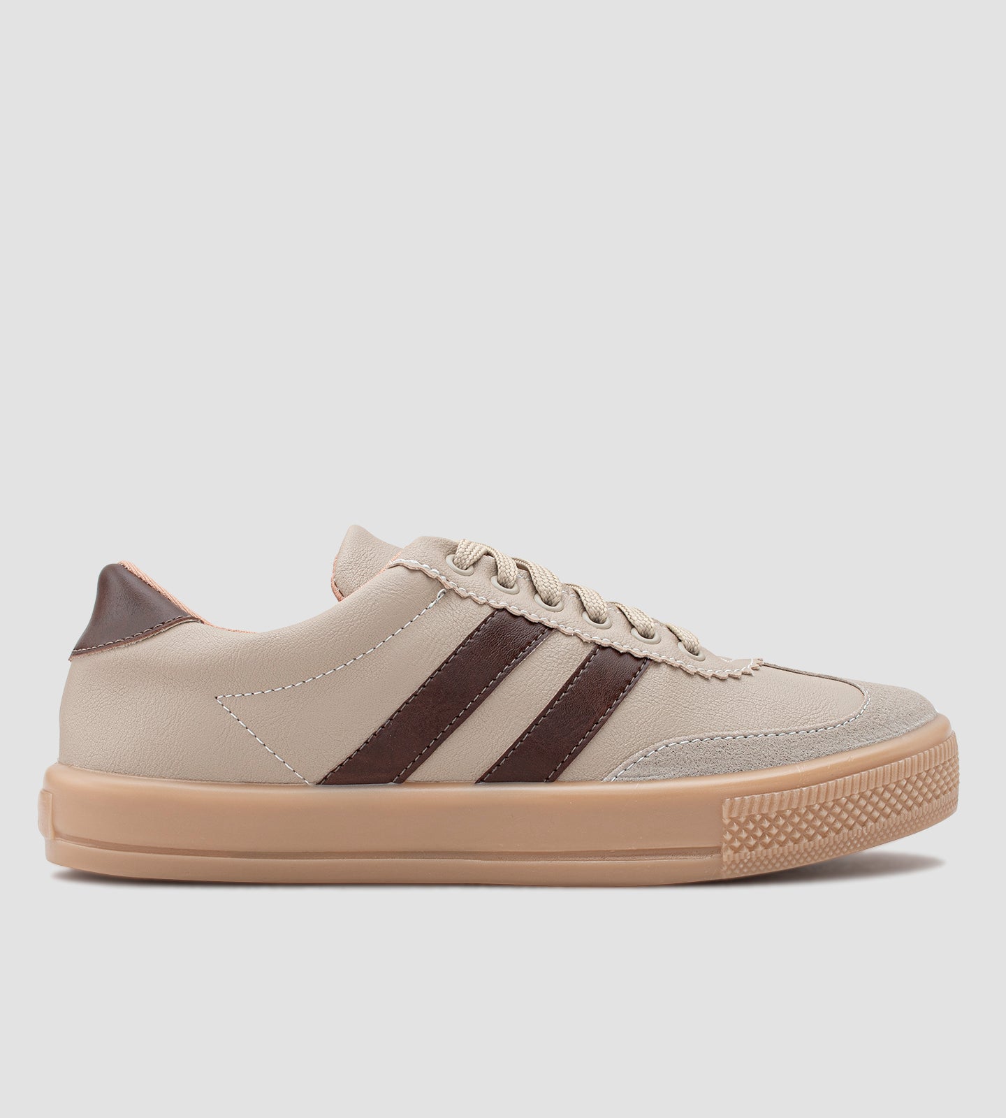 Tênis feminino casual bege com listras marrons, detalhe em camurça no bico, solado caramelo e fechamento em cadarço.