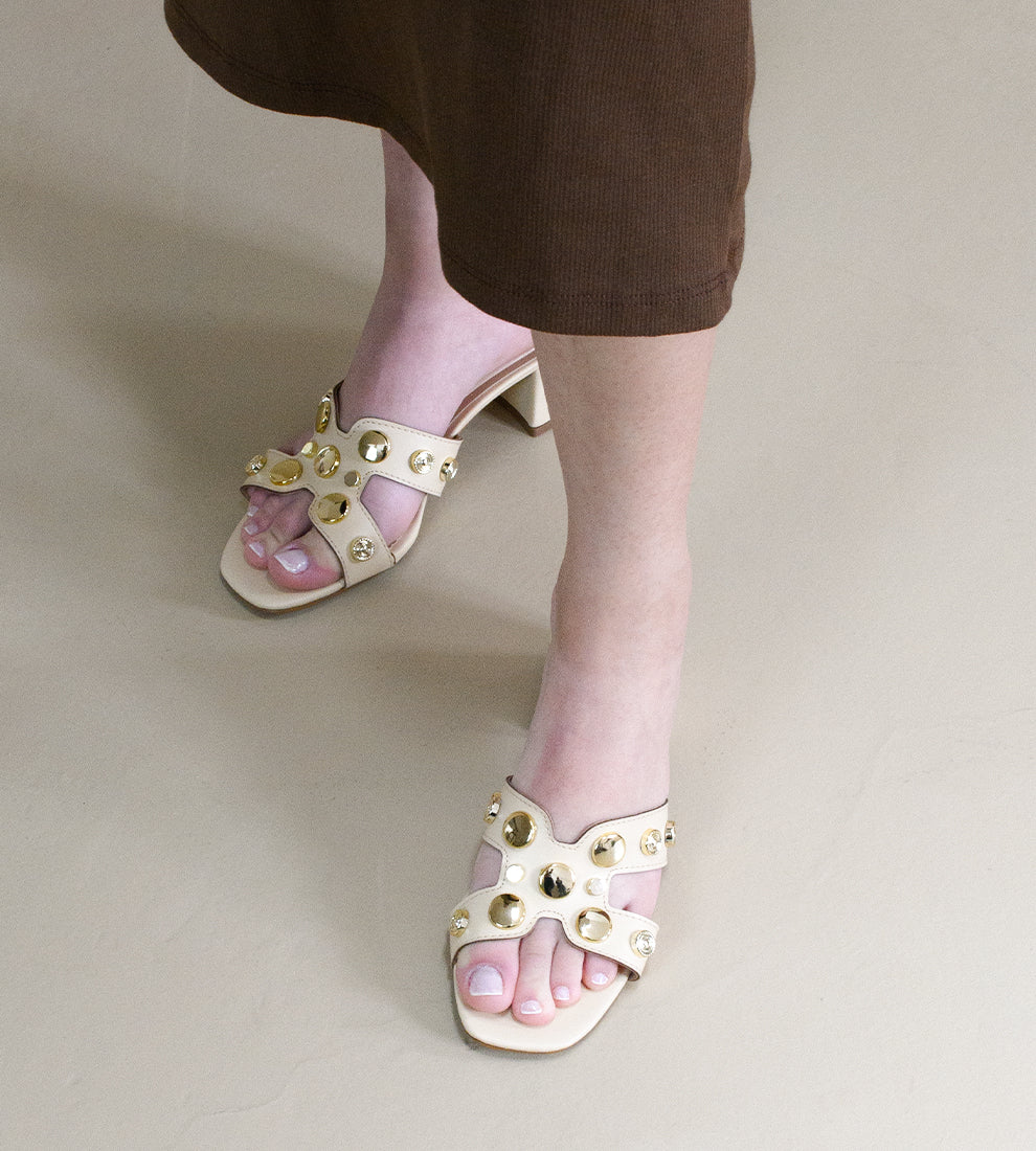 tamanco bege feminino com salto bloco de 5cm e aplicações douradas