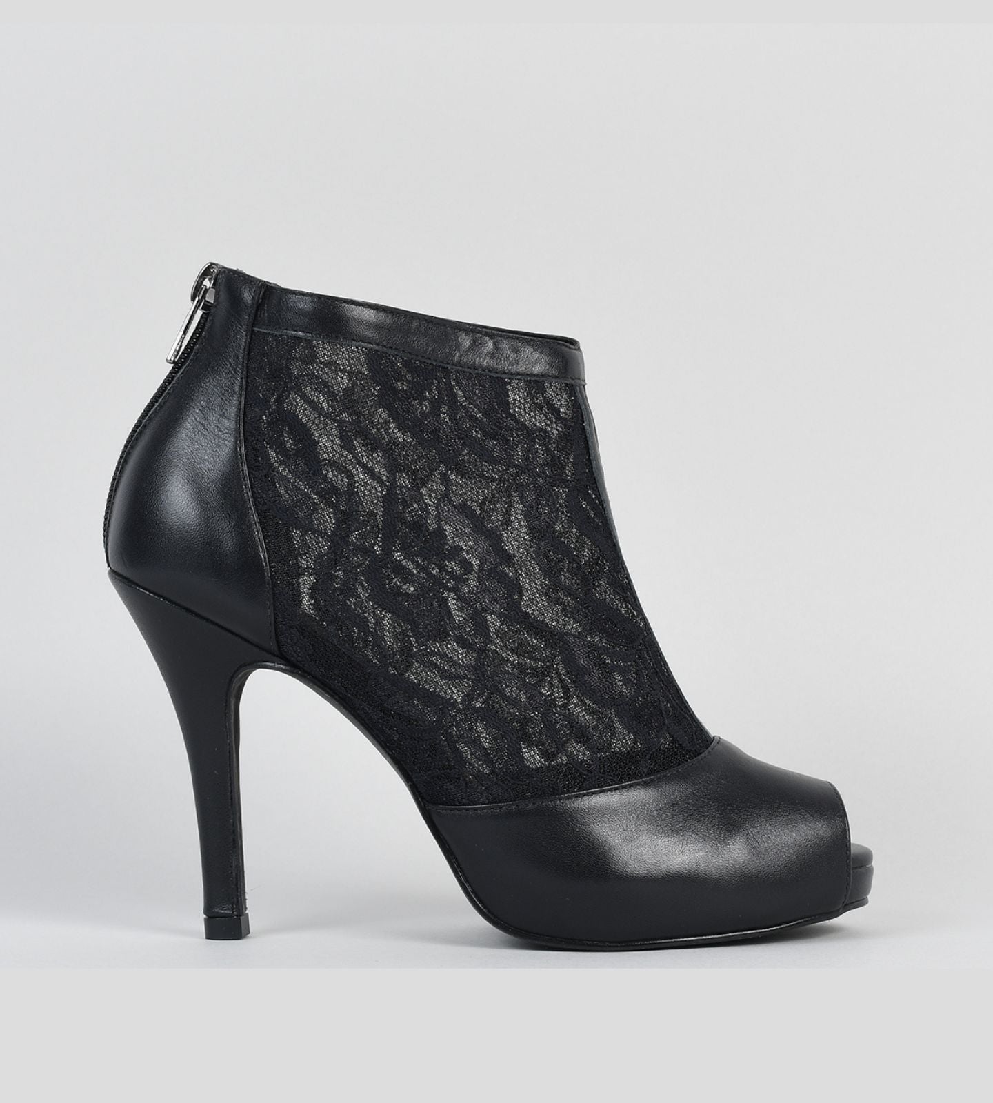 Ankle Boot sofisticada em couro com detalhes em renda preta, salto fino de 10 cm e meia pata embutida, perfeita para compor looks elegantes e versáteis com vestidos, saias midi ou calças skinny.