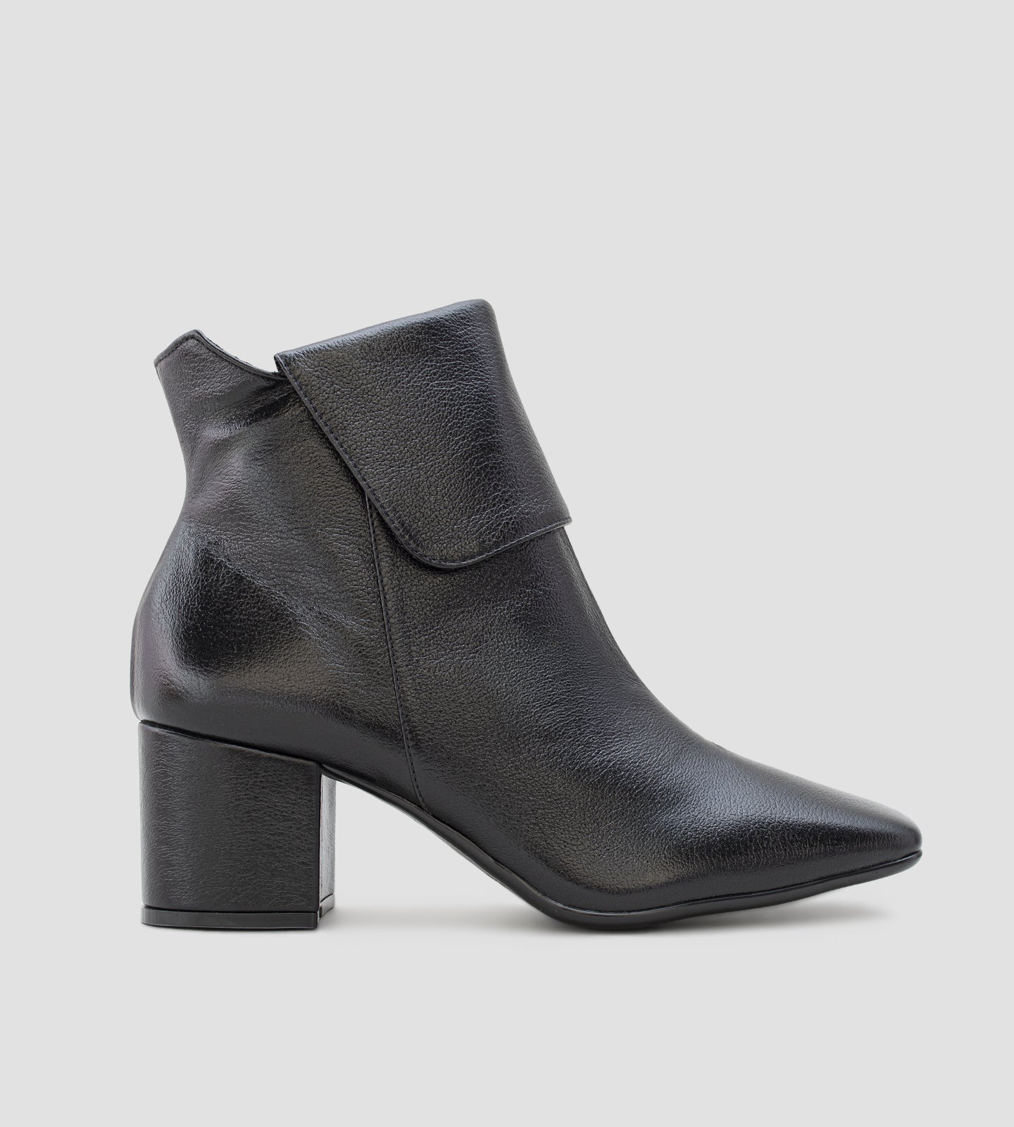 Bota feminina cano médio em couro preto com bico quadrado, salto bloco médio e fechamento em zíper lateral, design moderno e elegante.