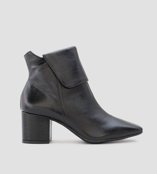 Bota feminina cano médio em couro preto com bico quadrado, salto bloco médio e fechamento em zíper lateral, design moderno e elegante.