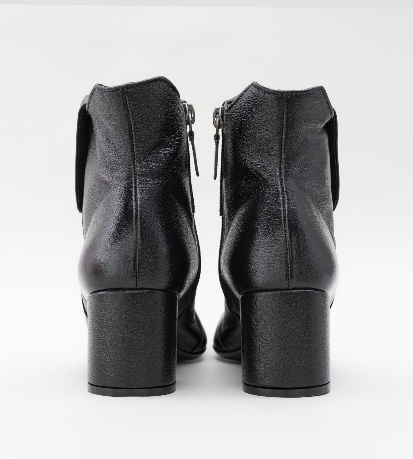 Bota feminina cano médio em couro preto com bico quadrado, salto bloco médio e fechamento em zíper lateral, design moderno e elegante.