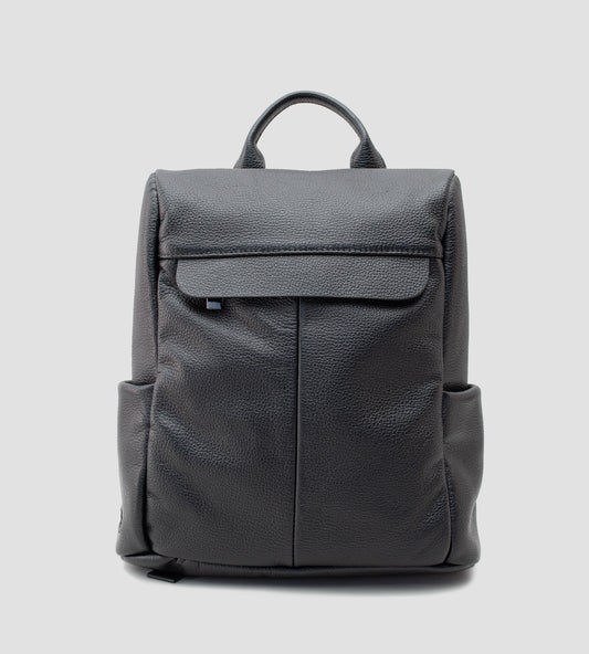 A mochila feminina de couro preto é estilosa e segura, com design antifuros e zíper traseiro. Confortável e prática, possui bolsos laterais e frontal, ideal para mulheres discretas e minimalistas. Um acessório indispensável que une elegância e funcionalidade no dia a dia.