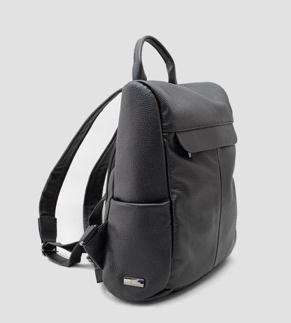 A mochila feminina de couro preto é estilosa e segura, com design antifuros e zíper traseiro. Confortável e prática, possui bolsos laterais e frontal, ideal para mulheres discretas e minimalistas. Um acessório indispensável que une elegância e funcionalidade no dia a dia.