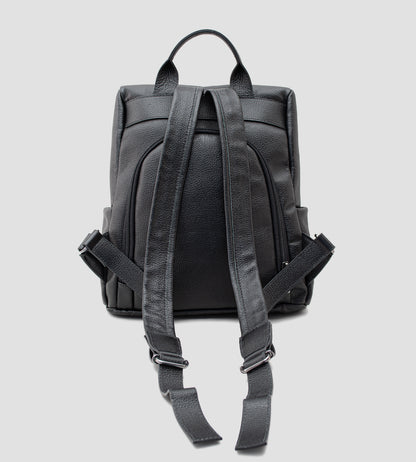 A mochila feminina de couro preto é estilosa e segura, com design antifuros e zíper traseiro. Confortável e prática, possui bolsos laterais e frontal, ideal para mulheres discretas e minimalistas. Um acessório indispensável que une elegância e funcionalidade no dia a dia.