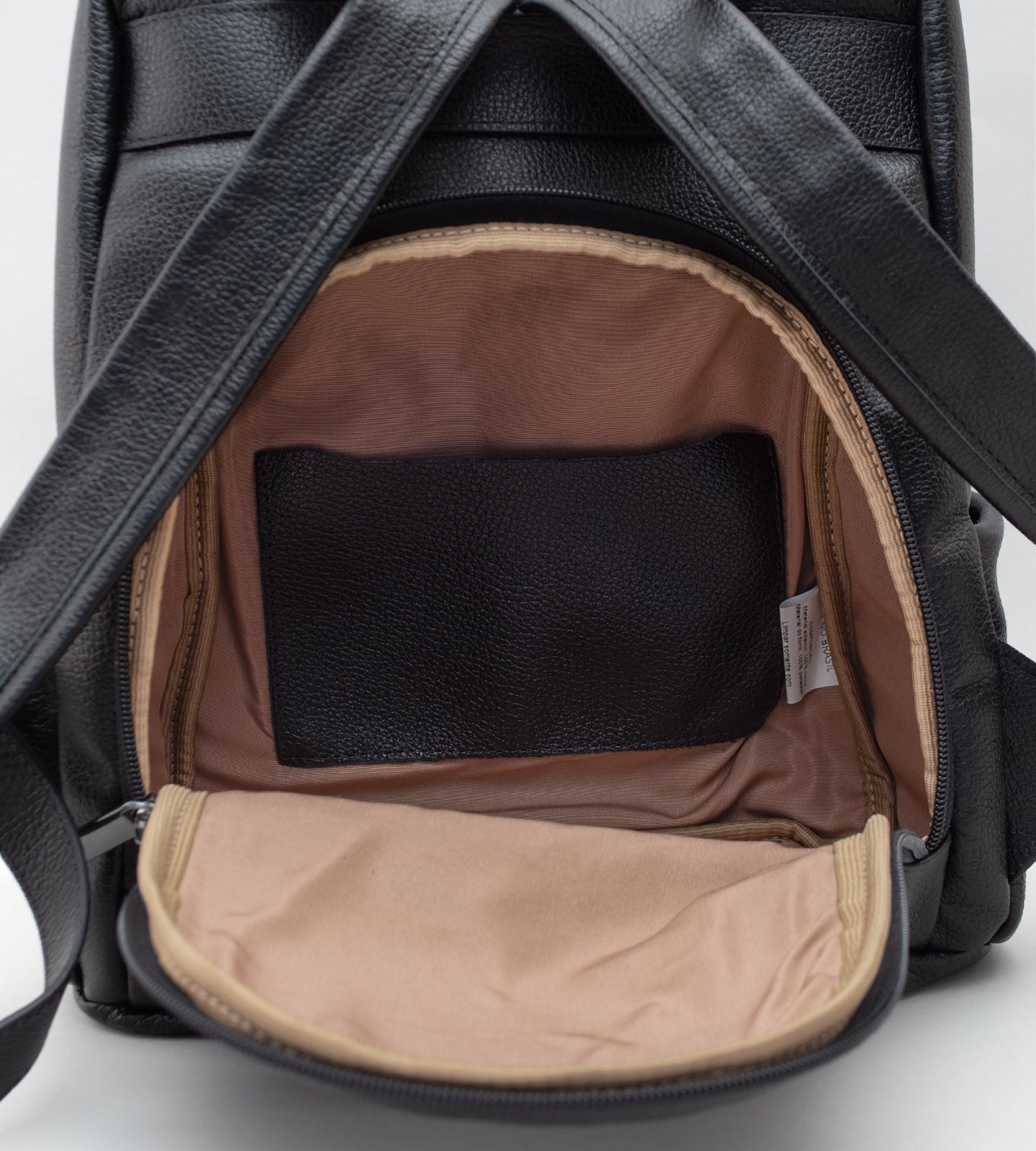 A mochila feminina de couro preto é estilosa e segura, com design antifuros e zíper traseiro. Confortável e prática, possui bolsos laterais e frontal, ideal para mulheres discretas e minimalistas. Um acessório indispensável que une elegância e funcionalidade no dia a dia.