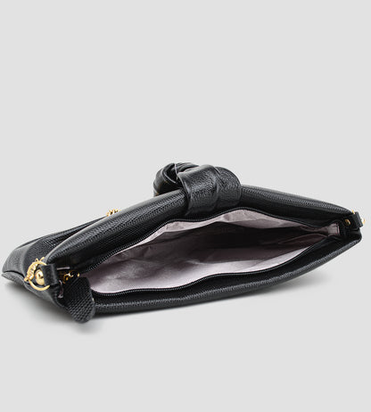 Bolsa feminina em couro preto com nó frontal, corrente dourada e alça ajustável removível.