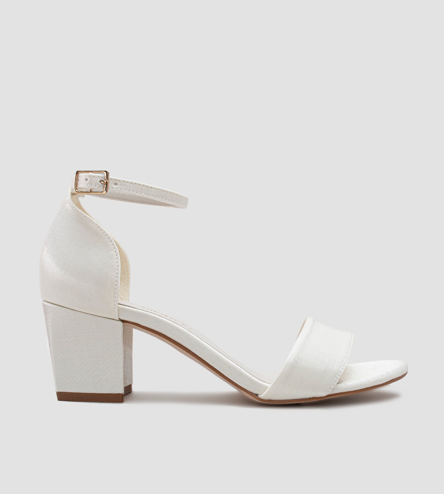Sandália de noiva off white com tecido velvet brilhante, salto baixo de 5cm e tira grossa nos dedos, oferecendo elegância, conforto e exclusividade para o grande dia.