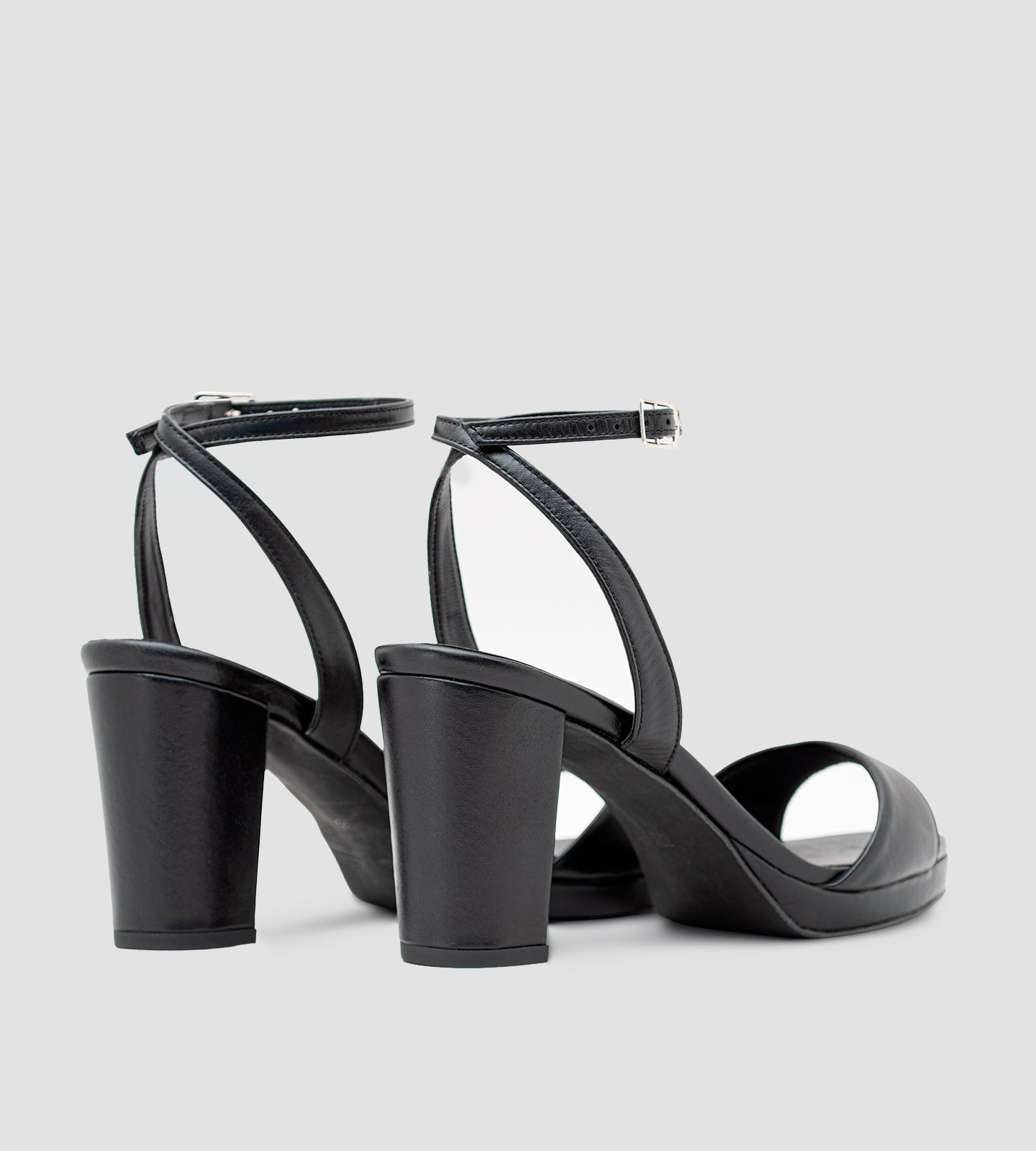 Sandália Gisele feminina em couro preto com salto bloco médio de 7 cm, meia-pata discreta, tira frontal ampla e fechamento ajustável no tornozelo.