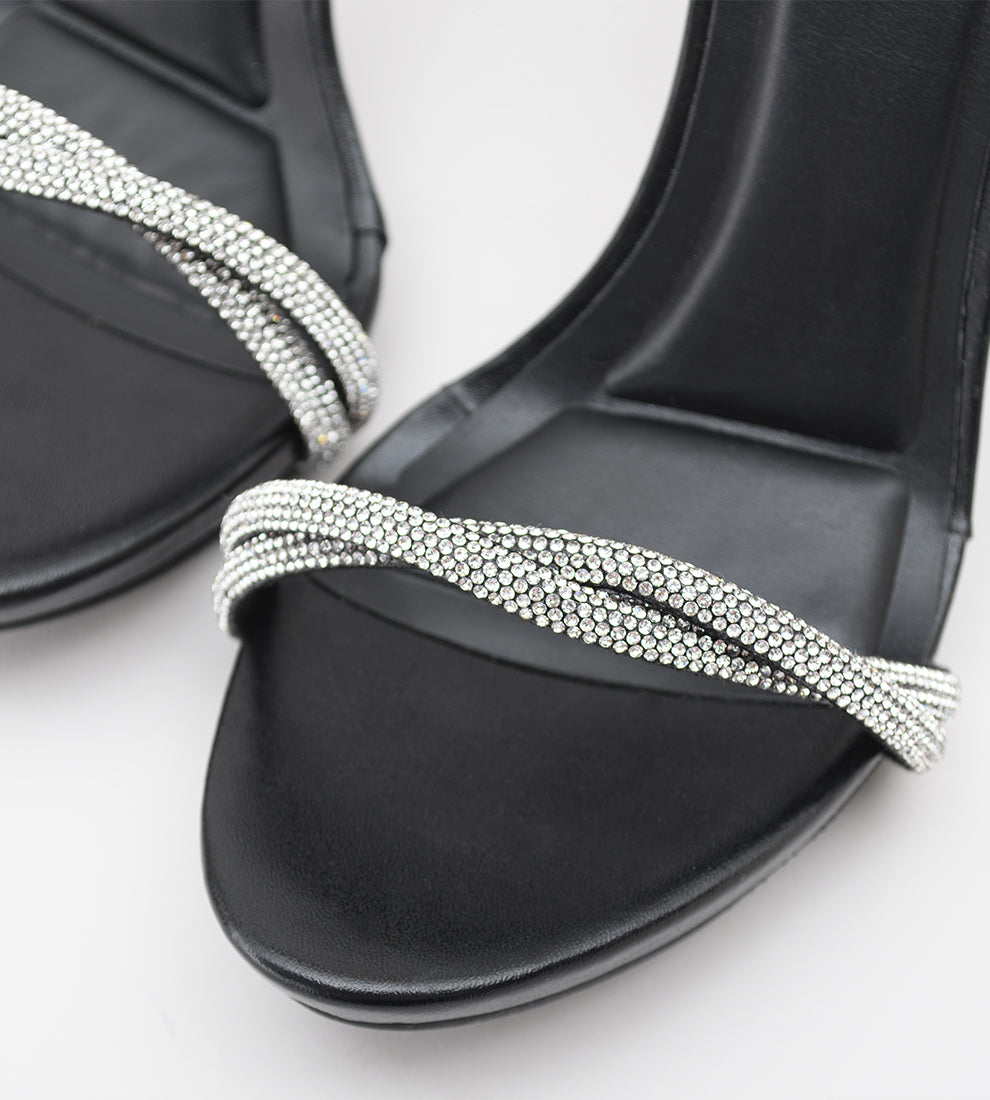 Sandália de festa preta com salto alto de 10cm, meia pata para mais conforto, tiras de strass nos dedos e tornozeleira com strass delicado, ideal para eventos e ocasiões especiais.