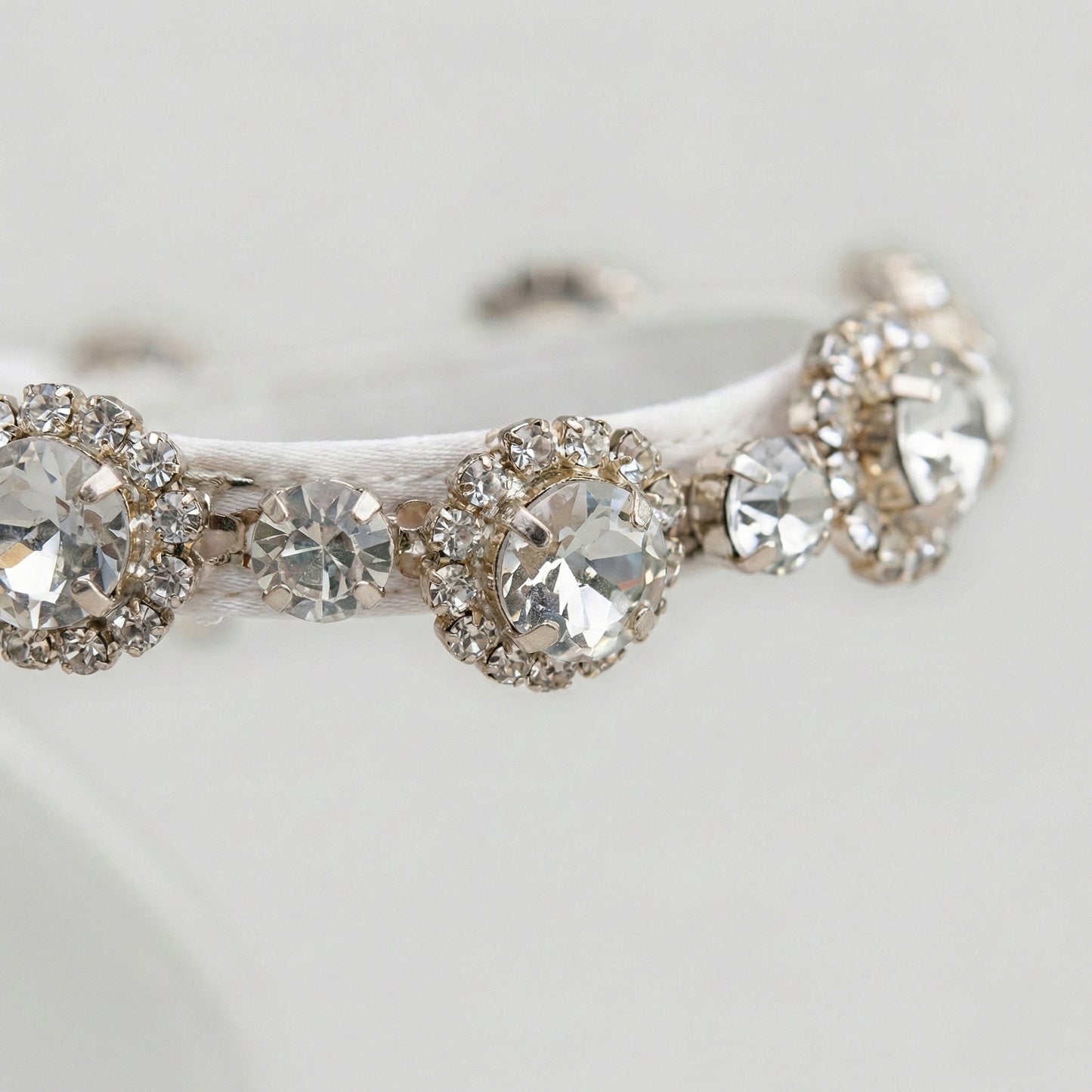 Sandália Noiva Gisele Velvet Branco com Pedrarias