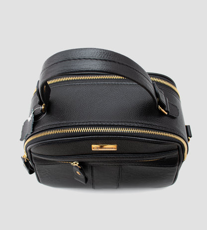 Bolsa de couro preta com alça de mão e alça removível ajustável. O design possui detalhes em dourado, como os zíperes e ferragens, e uma placa metálica dourada com o logotipo da marca na parte frontal. A bolsa conta com um bolso externo com fecho de zíper e costuras bem definidas que realçam seu formato estruturado e elegante.