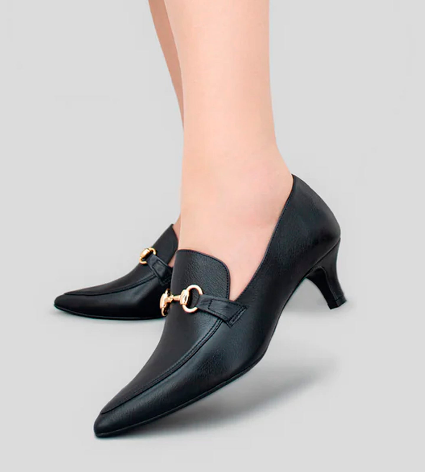 Scarpin Mocassim Couro Preto com Fivela Dourada