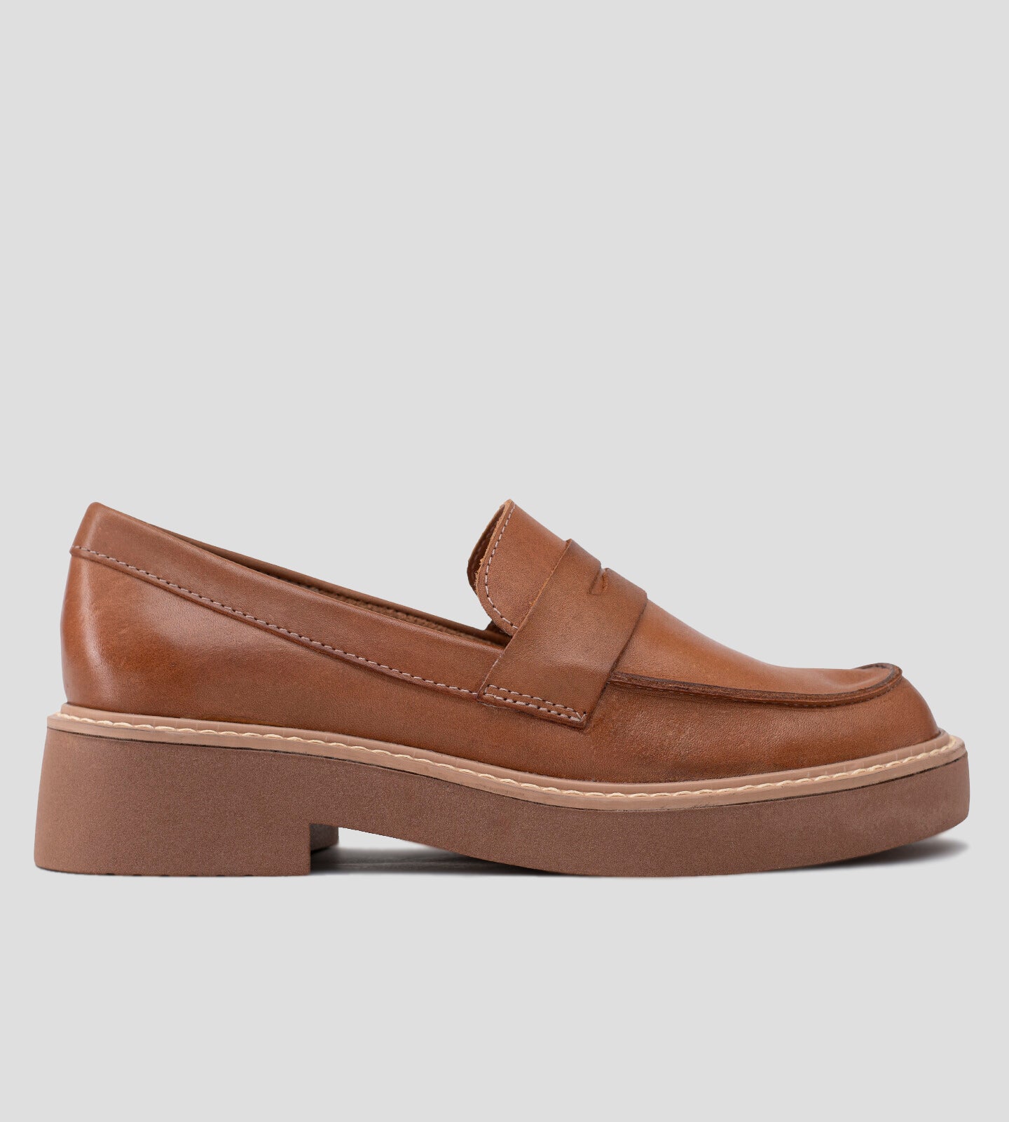 O mocassim feminino de couro marrom combina sofisticação e praticidade, ideal para diversas ocasiões. Feito com couro de alta qualidade, oferece durabilidade e conforto, enquanto a palmilha acolchoada proporciona bem-estar ao longo do dia. Sua cor versátil facilita combinações com diferentes looks, tornando-o um item essencial para o guarda-roupa. Adicione elegância ao seu dia a dia com este calçado atemporal!