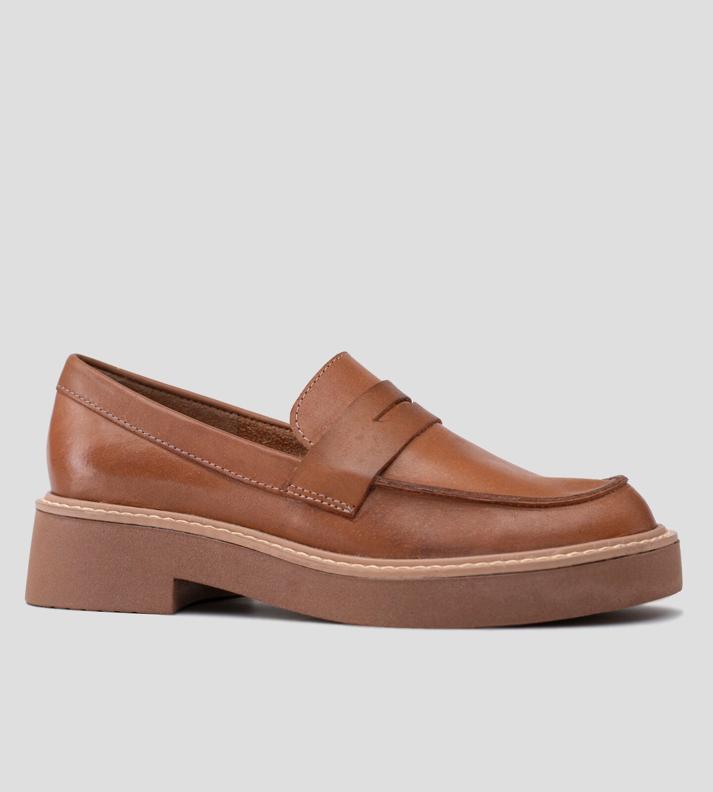 O mocassim feminino de couro marrom combina sofisticação e praticidade, ideal para diversas ocasiões. Feito com couro de alta qualidade, oferece durabilidade e conforto, enquanto a palmilha acolchoada proporciona bem-estar ao longo do dia. Sua cor versátil facilita combinações com diferentes looks, tornando-o um item essencial para o guarda-roupa. Adicione elegância ao seu dia a dia com este calçado atemporal!