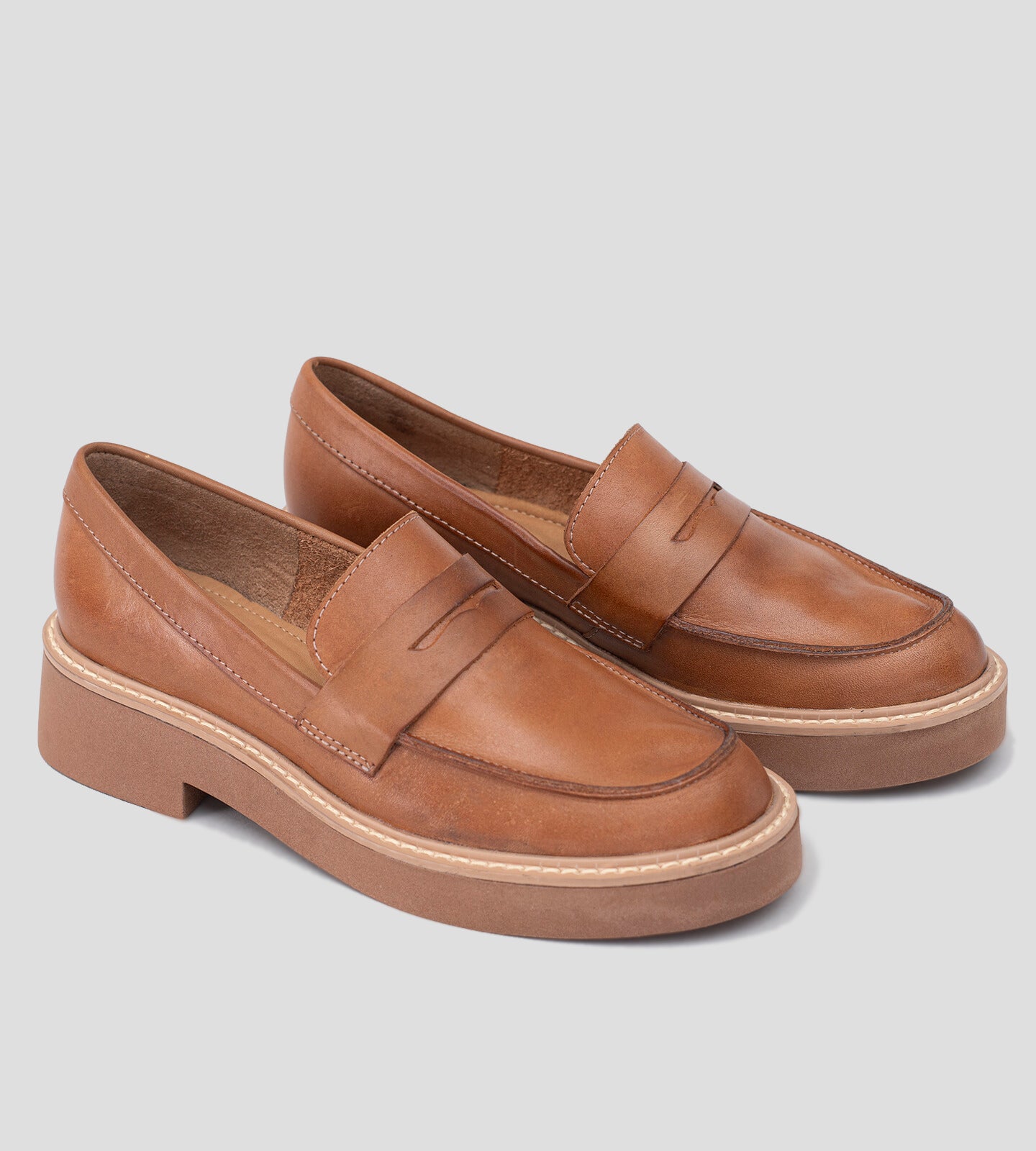 O mocassim feminino de couro marrom combina sofisticação e praticidade, ideal para diversas ocasiões. Feito com couro de alta qualidade, oferece durabilidade e conforto, enquanto a palmilha acolchoada proporciona bem-estar ao longo do dia. Sua cor versátil facilita combinações com diferentes looks, tornando-o um item essencial para o guarda-roupa. Adicione elegância ao seu dia a dia com este calçado atemporal!