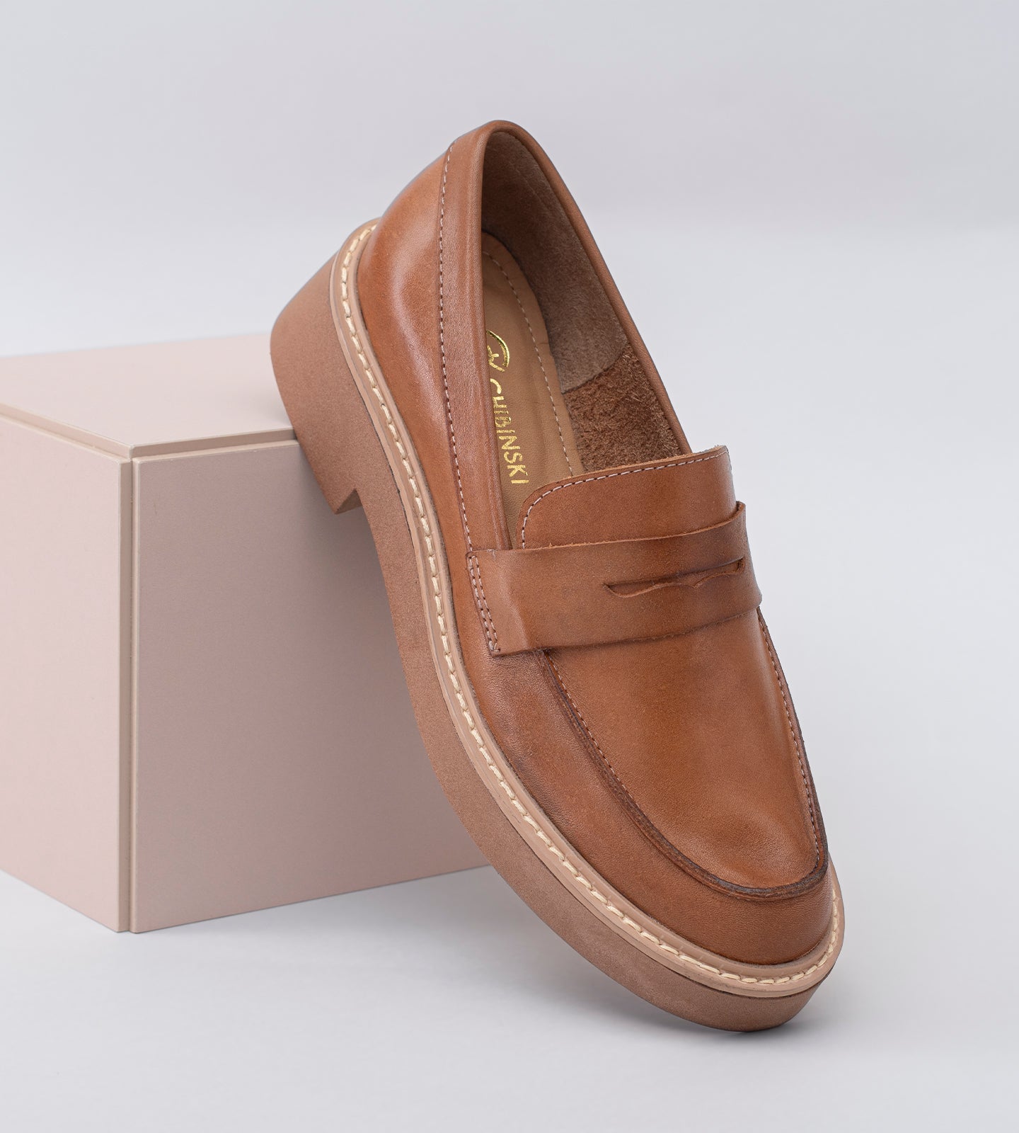 O mocassim feminino de couro marrom combina sofisticação e praticidade, ideal para diversas ocasiões. Feito com couro de alta qualidade, oferece durabilidade e conforto, enquanto a palmilha acolchoada proporciona bem-estar ao longo do dia. Sua cor versátil facilita combinações com diferentes looks, tornando-o um item essencial para o guarda-roupa. Adicione elegância ao seu dia a dia com este calçado atemporal!