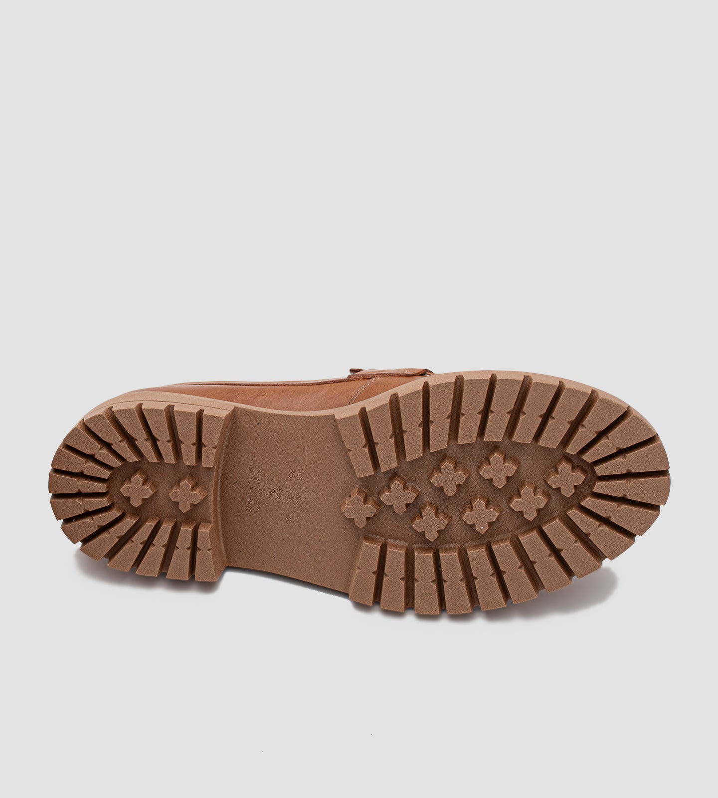 Mocassim feminino de couro marrom com salto tratorado, detalhe em costura aparente e sola robusta antiderrapante, ideal para looks modernos e elegantes.