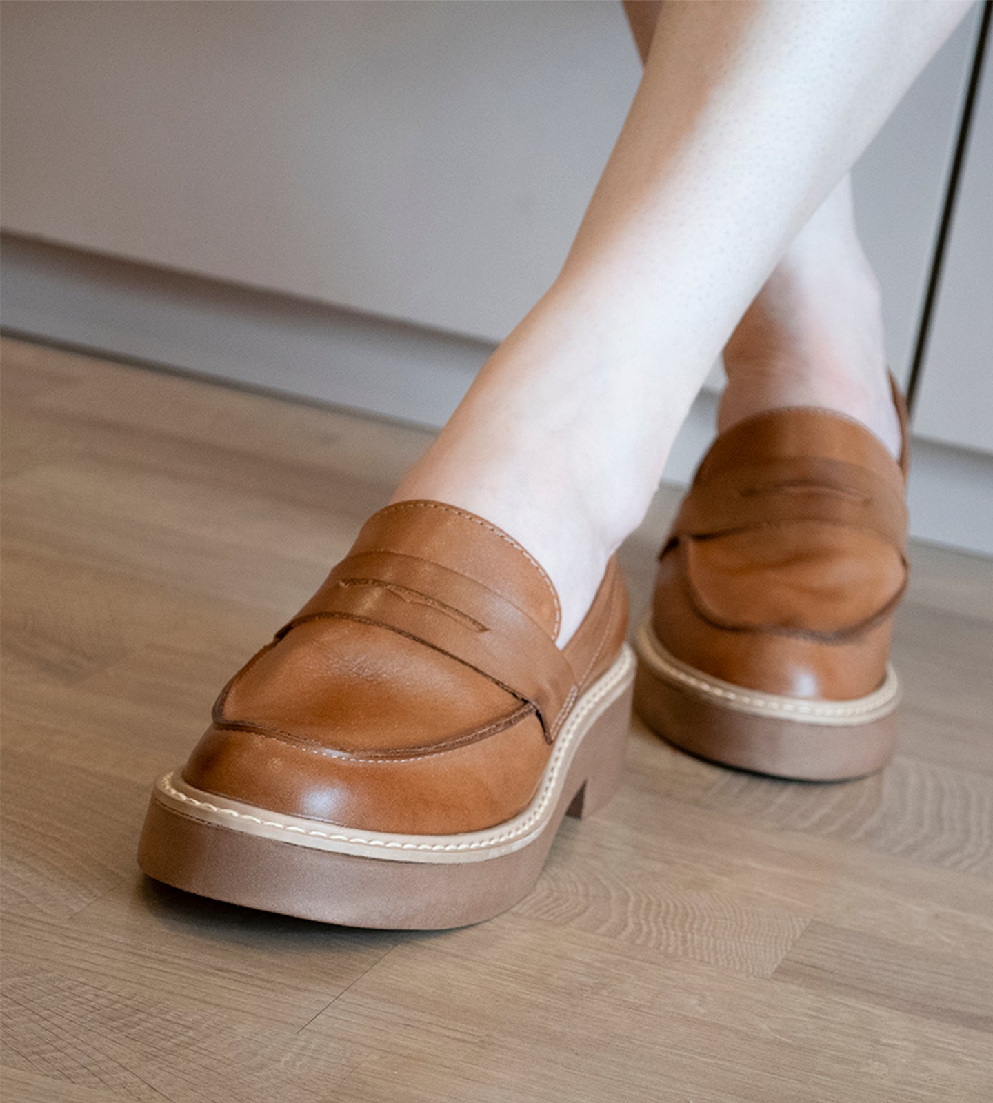 O mocassim feminino de couro marrom combina sofisticação e praticidade, ideal para diversas ocasiões. Feito com couro de alta qualidade, oferece durabilidade e conforto, enquanto a palmilha acolchoada proporciona bem-estar ao longo do dia. Sua cor versátil facilita combinações com diferentes looks, tornando-o um item essencial para o guarda-roupa. Adicione elegância ao seu dia a dia com este calçado atemporal!