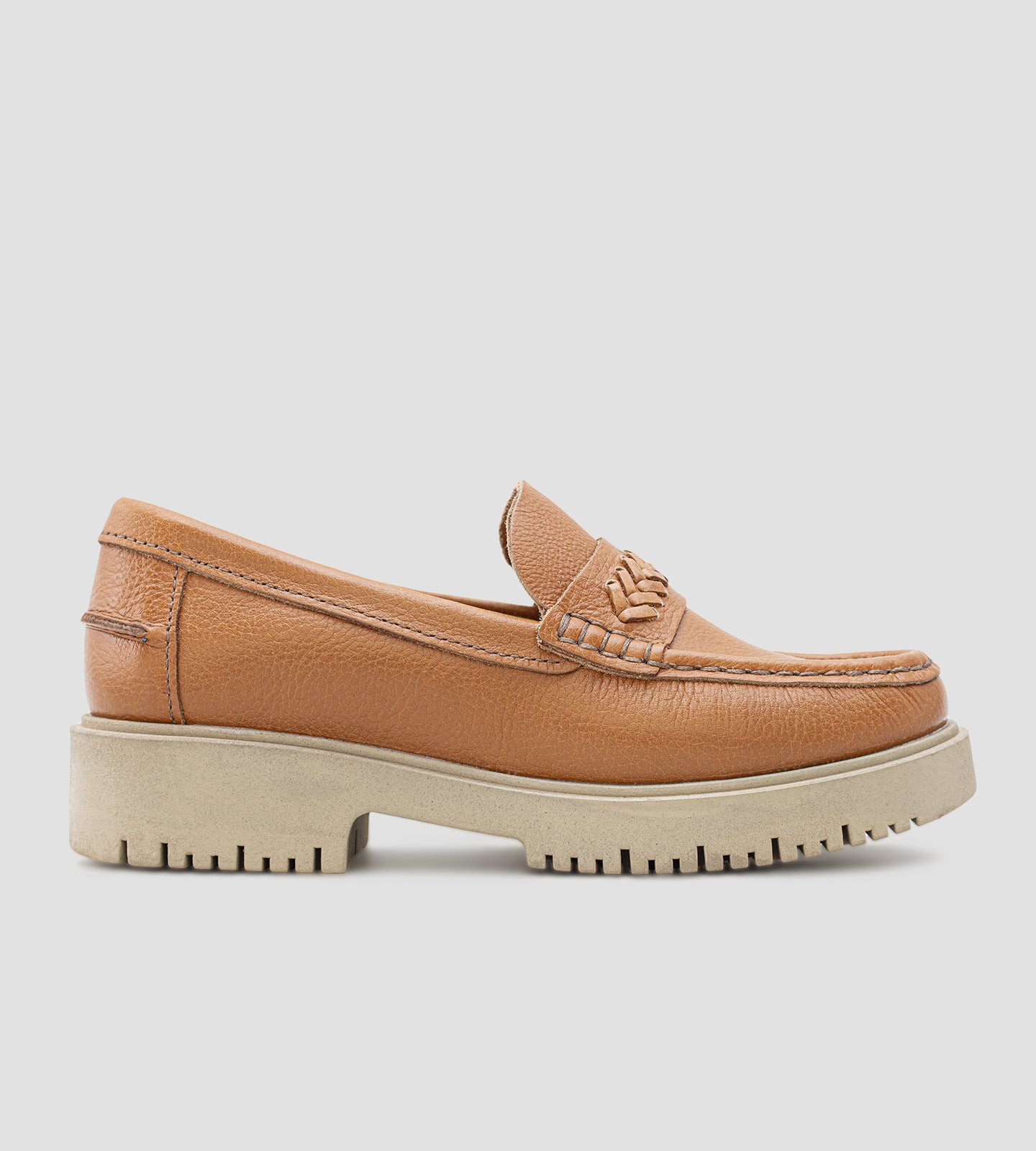 Mocassim feminino em couro marrom com solado tratorado e detalhe trançado em couro.