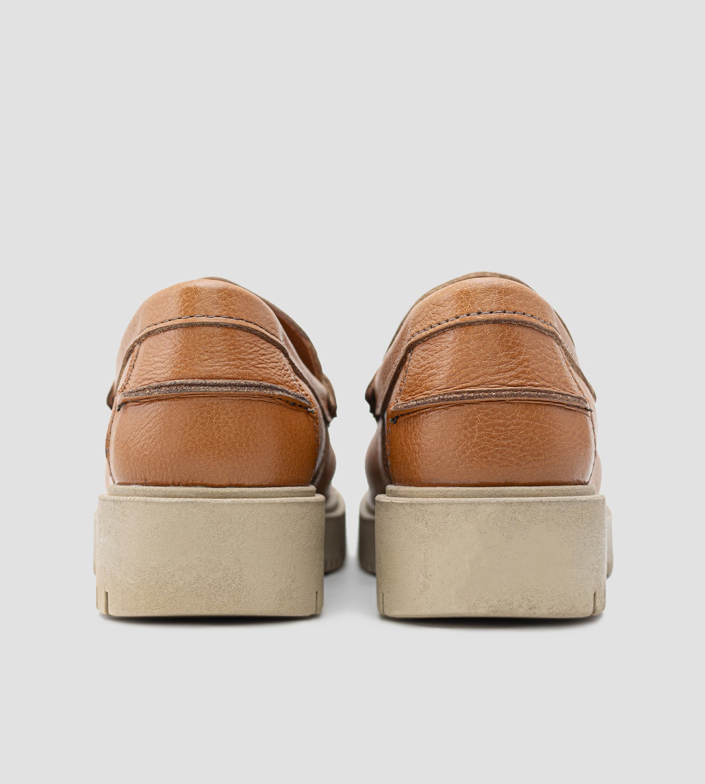 Mocassim feminino em couro marrom com solado tratorado e detalhe trançado em couro.