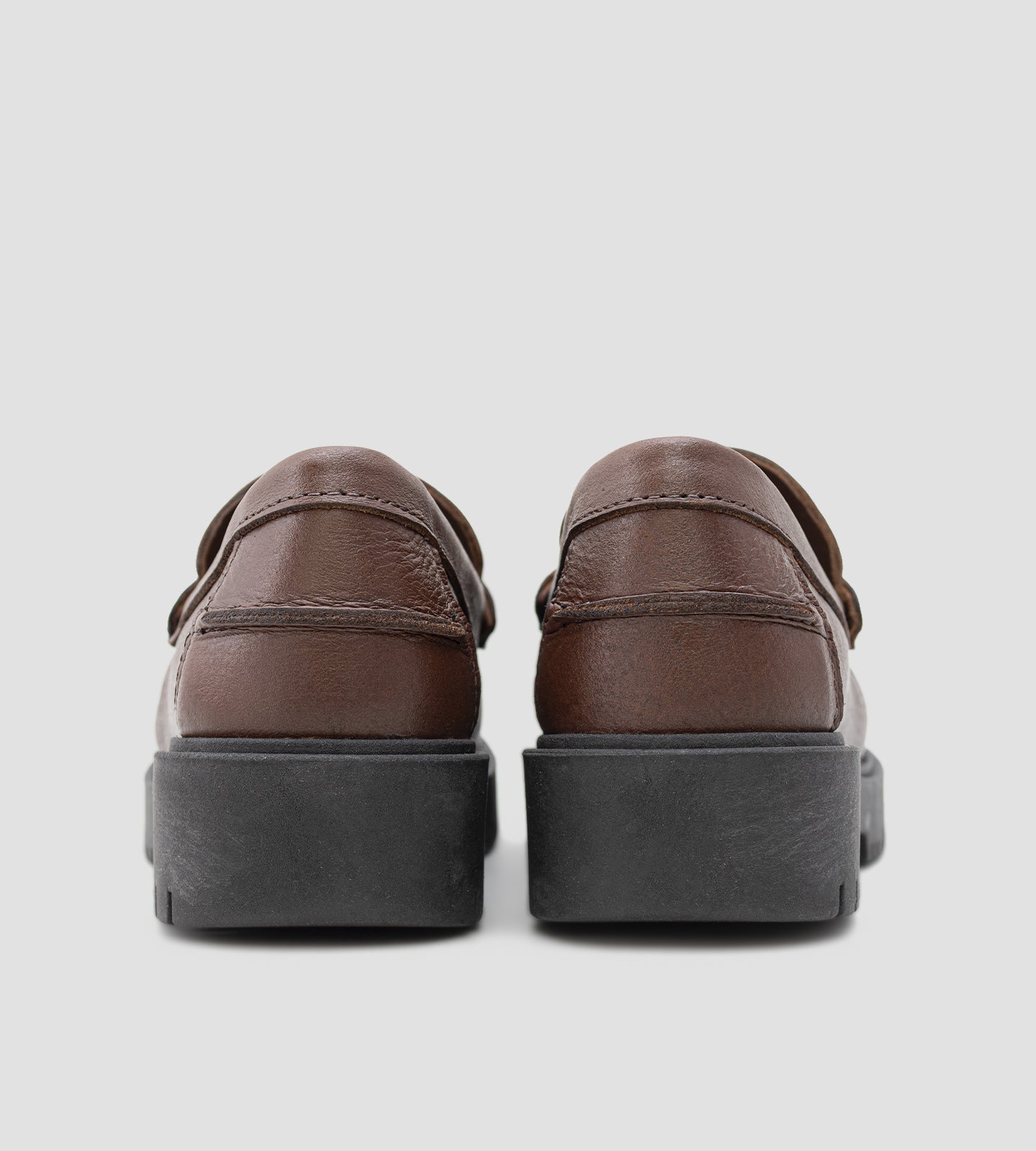 Mocassim Feminino em Couro Marrom Solado Tratorado