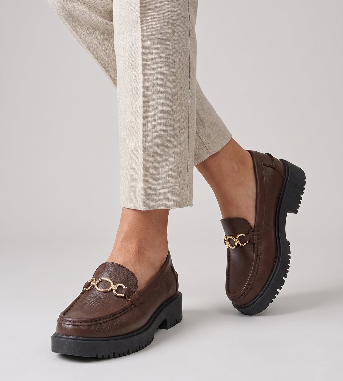 Mocassim Feminino em Couro Marrom Solado Tratorado