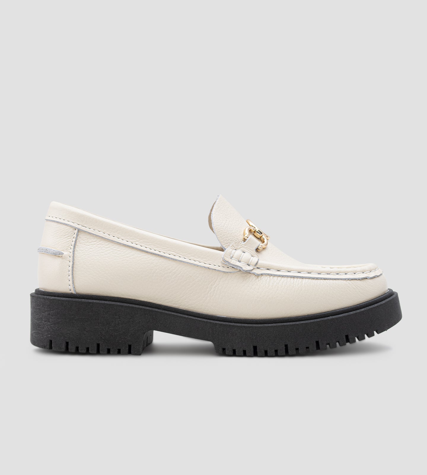 Mocassim Tratorado Couro Off White Fivela