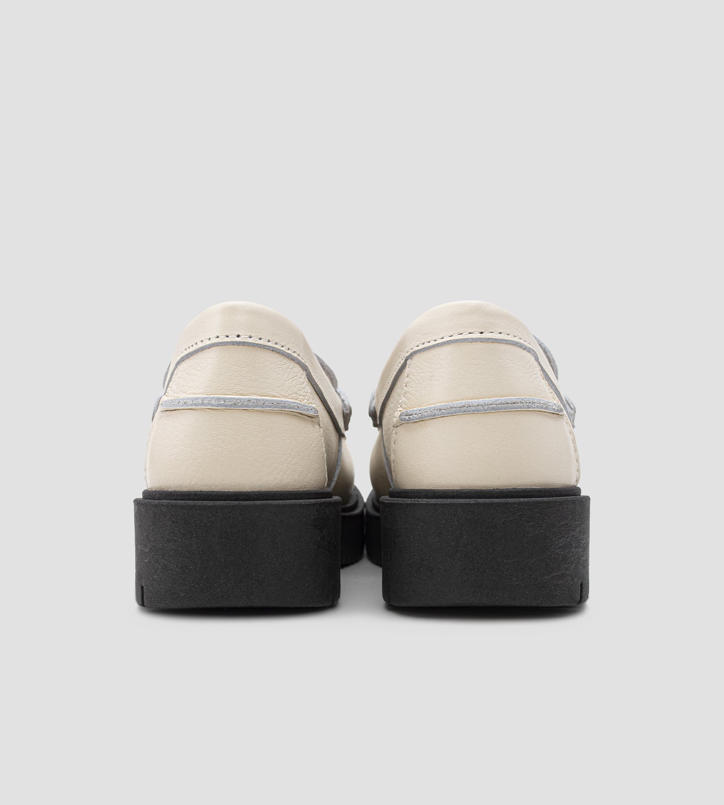 Mocassim Tratorado Couro Off White Fivela