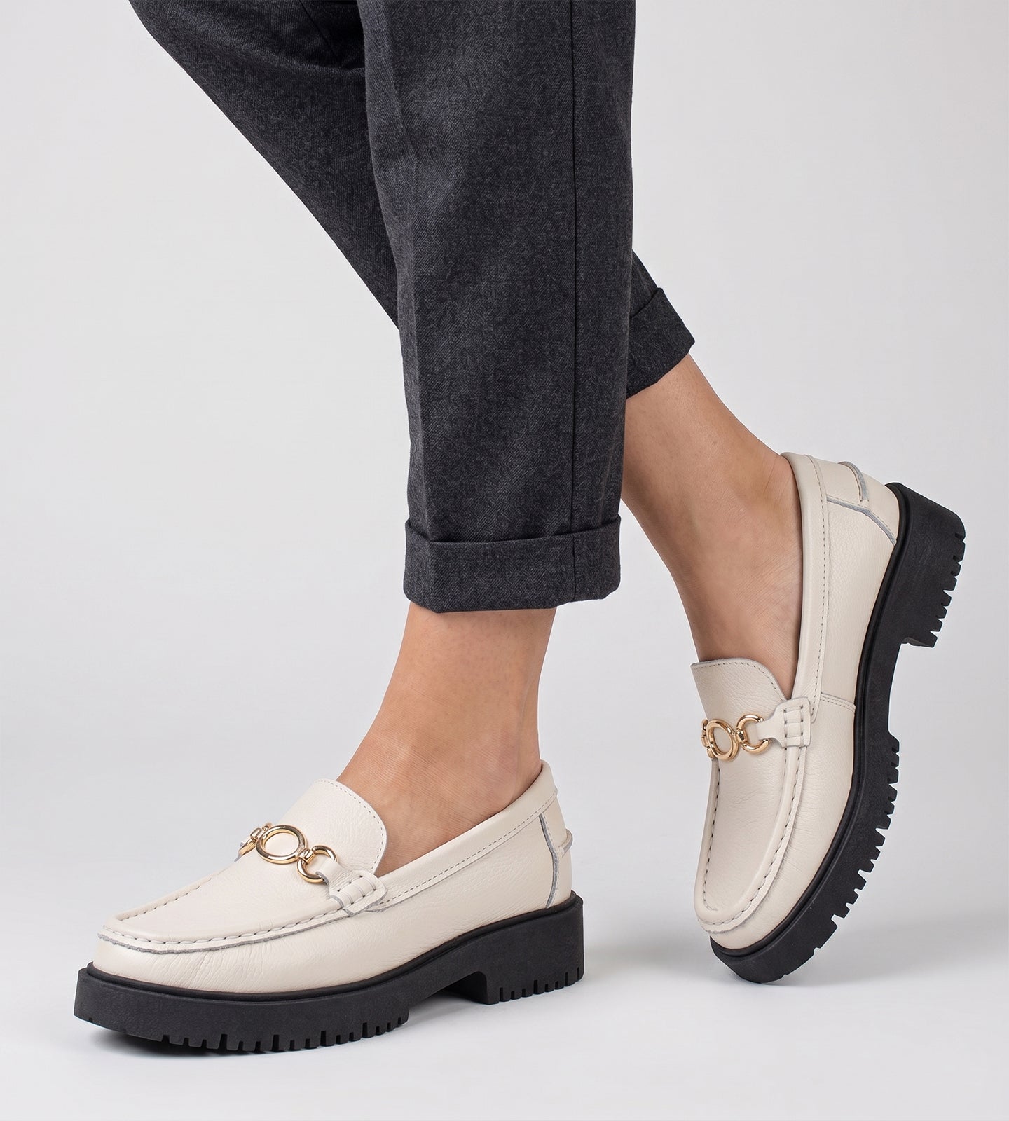 Mocassim Tratorado Couro Off White Fivela
