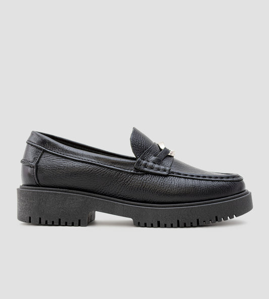 Mocassim feminino em couro preto com solado tratorado e detalhe metálico.