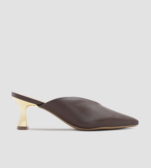 Mule marrom em napa com bico fino e salto dourado escultural de 7cm, combinando design moderno, elegância e conforto.