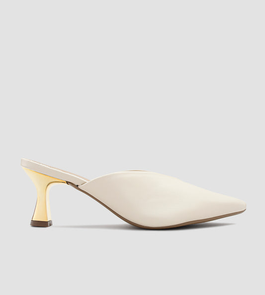 Mule nude em napa com bico fino e salto dourado escultural de 7cm, combinando design moderno, elegância e conforto.