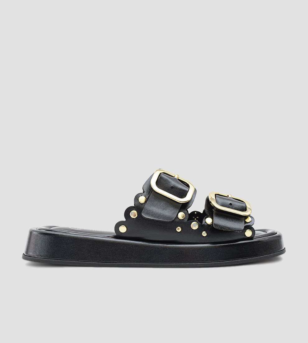 Papete feminina preta com duas fivelas douradas, tiras decoradas com tachas metálicas e solado anatômico confortável, modelo Chibinski.