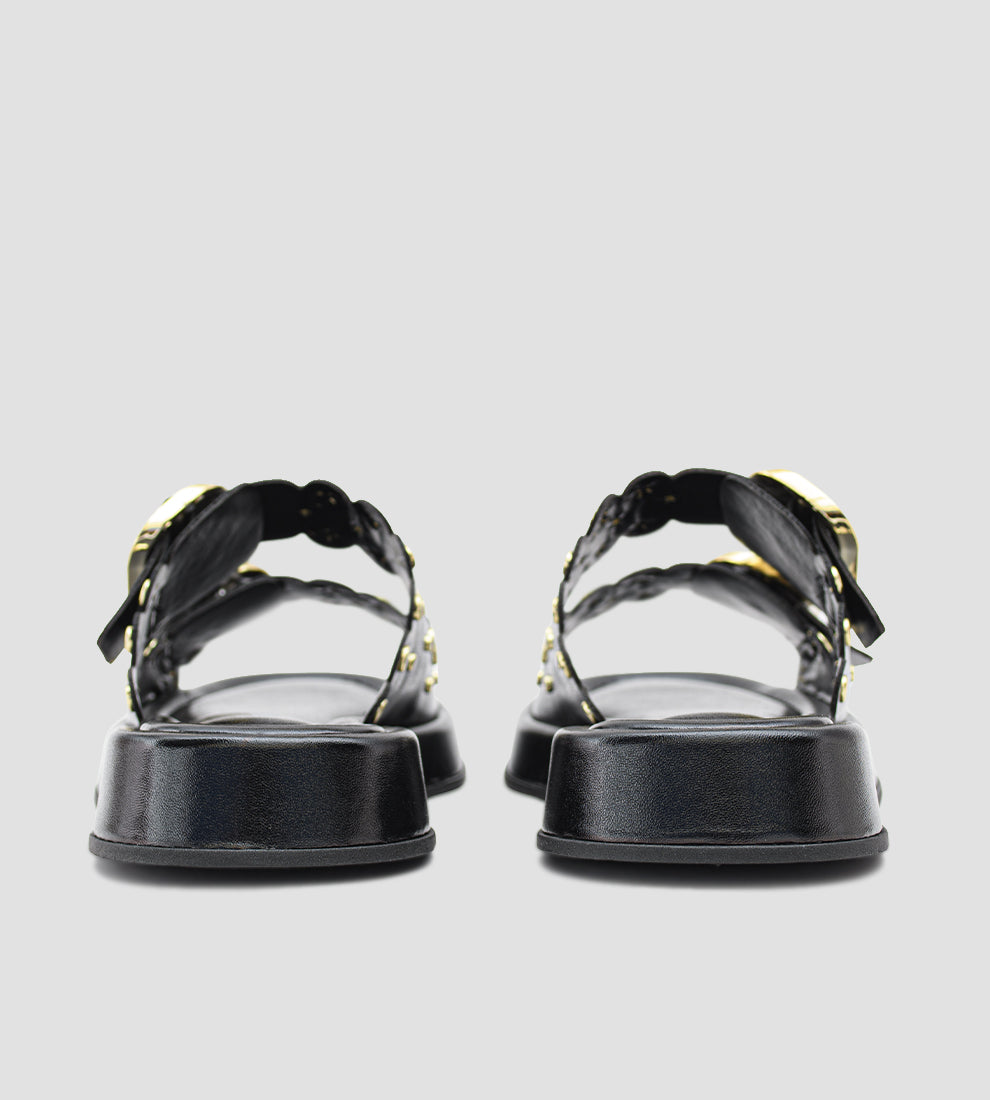 Papete feminina preta com duas fivelas douradas, tiras decoradas com tachas metálicas e solado anatômico confortável, modelo Chibinski.