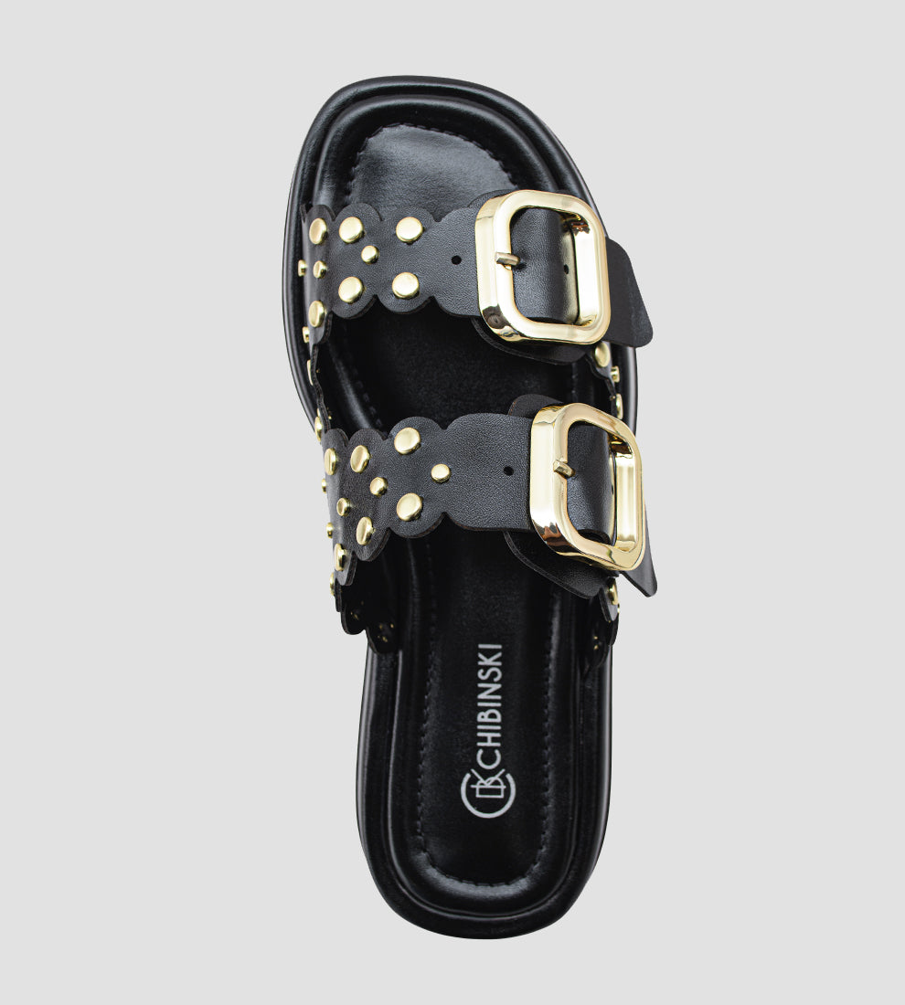Papete feminina preta com duas fivelas douradas, tiras decoradas com tachas metálicas e solado anatômico confortável, modelo Chibinski.
